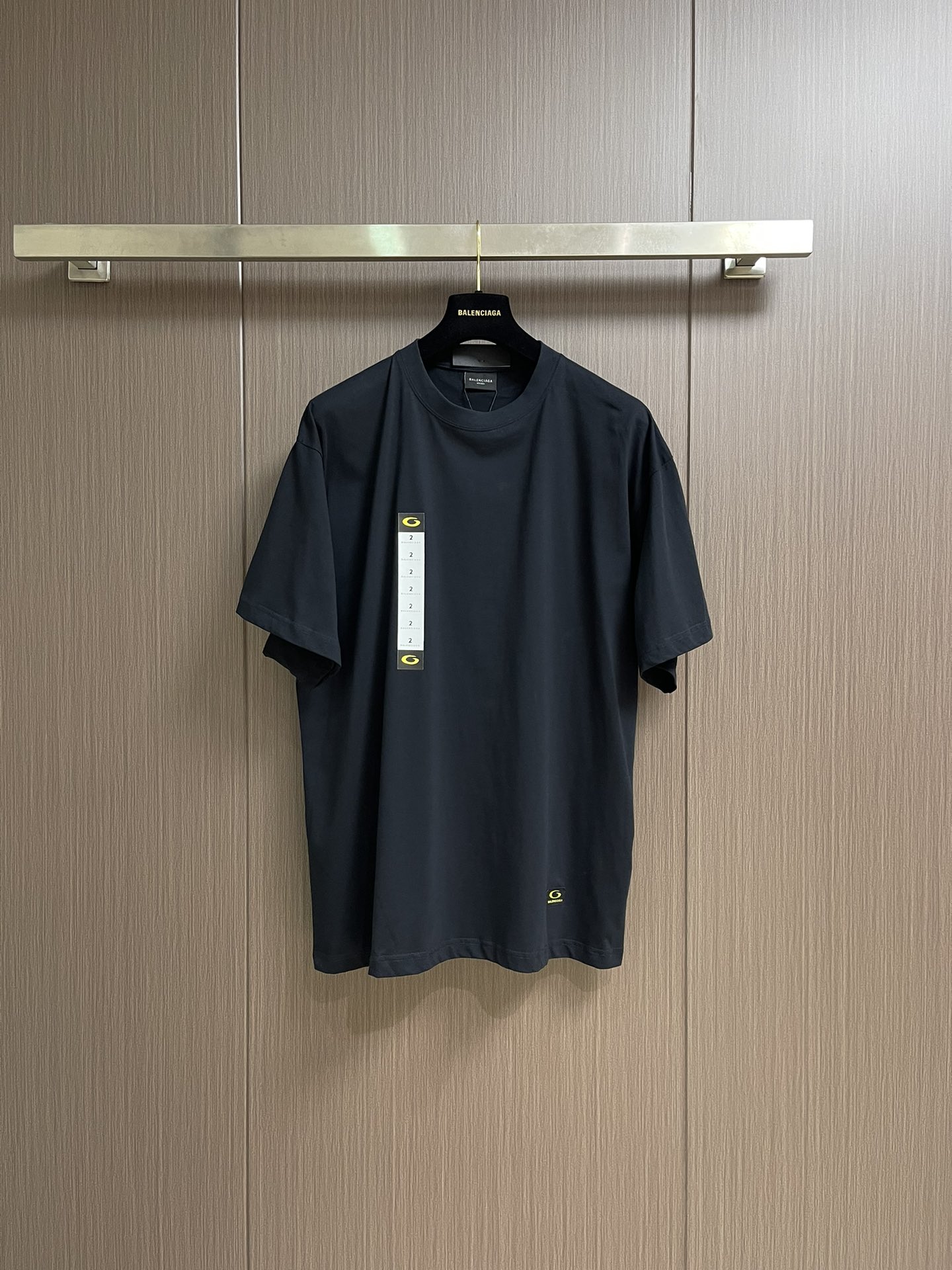 NO:507219,BALENCIAGA sticker short-sleeved T-shirt, fixed woven 220gm2 combed cotton, correctly blue-lighted, double airflow combing, remove short fiber impurities, ensure that the fabric has both breathability and clarity when worn in summer, and avoid the soft collapse of conventional cotton. Pre-shrinkage treatment technology, adopts a braiding system and pre-shrinkage finishing, and the shrinkage rate of the ready-to-wear water washing is controlled within ±1%, avoiding the risk of seasonal deformation. Code sticker elements, through ultrasonic hot pressing technology, special PVC tape is embedded into the surface of the fabric, the tape thickness is accurate to 0.15mm, ensuring visual transparency while maintaining the machine-washability of the fabric. The overall wiring is straight and delicate, the fabric is comfortable and soft, and the color is consistent and there is no color difference. It can be matched with the same style to create a fashionable look, control various occasions, customize auxiliary materials, complete three standards, the same style for men and women!  Size 1-2-3, balenciaga, T-shirt,tees, t-shirt,alexander wang19860909BALENCIAGA 贴纸短袖T恤,定织220gm2精梳棉,正确偏蓝光,经过双重气流梳理,剔除短纤维杂质,确保面料在夏季穿着时兼具透气性与挺括度,避免常规棉质的软塌问题.预缩处理技术,采用编织系统配合预缩整理,成衣水洗收缩率控制在±1％以内,规避季节性变形风险.码数贴纸元素,通过超声波热压技术将特制PVC胶带嵌入面料表层,胶带厚度精确至0.15mm,确保视觉通透感的同时维持面料可机洗性.整体走线平直细腻,面料舒适柔软,颜色一致无色差 能与同款搭配营造时尚造型,驾驭各种场合,定制辅料,三标齐全,男女同款！尺码1-2-3,,balenciaga,T-shirt,tees，t-shirt,alexander wang,Men's clothing