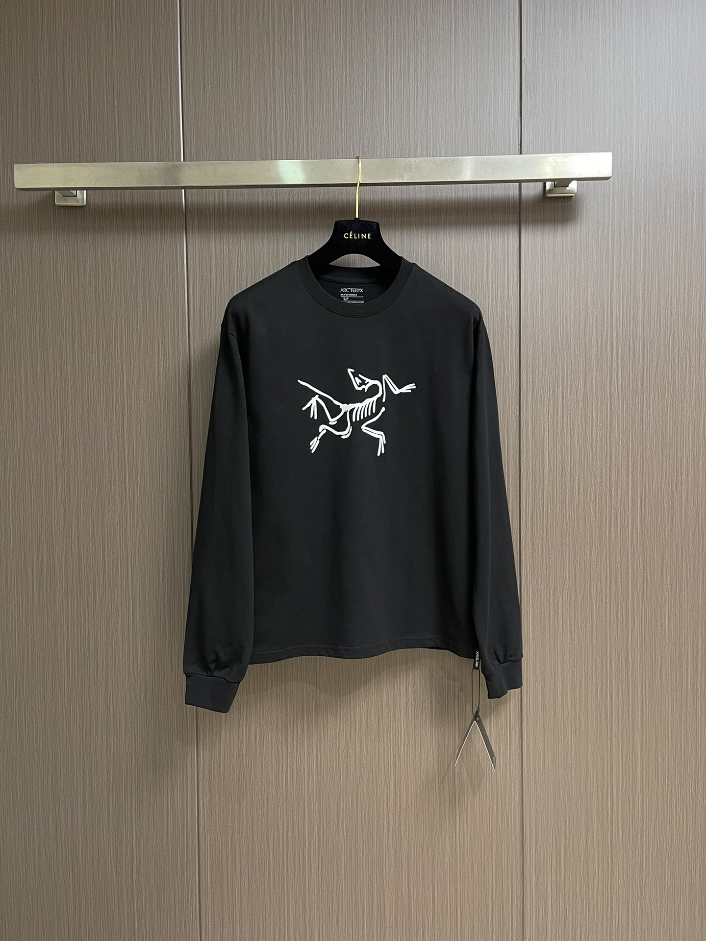 NO:521420,arcteryx 2025ss Early autumn loose functional sports long-sleeved T-shirt, same style for men and women, loose oversize style. The fabric is soft and comfortable, super versatile, very comfortable on the upper body, double yarn smooth cotton fabric. It is truly suitable for large outdoor styles, outdoor style outfits, ins style fashion items. Size XS-L,,versac'teryx,tees, t-shirt,alexander wang19860909arcteryx 始祖鸟 2025ss 早秋宽松机能运动长袖t恤 男女同款,宽松oversize版型 .面料柔软舒适 超级无敌百搭,上身十分舒服,双纱爽滑棉面料 真正适用于户外的大版型,户外风穿搭,ins风时尚单品.尺码XS-L,,versacearc'teryx,tees，t-shirt,alexander wang,Men's clothing