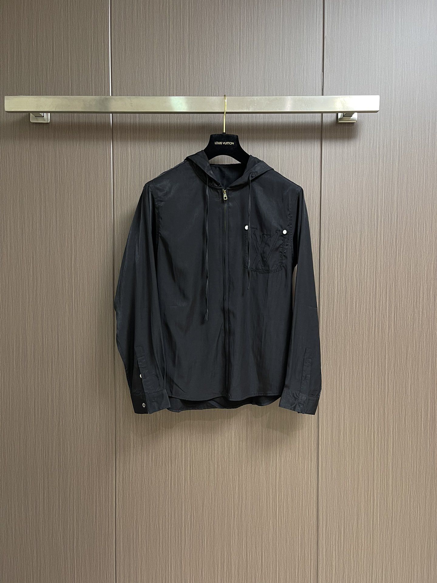 NO:507248,Tops, pants, LV FW autumn new hooded jacket casual pants set, copper-ammonia imitation linen material, light and comfortable wearing body feel. Classic top zipper hat design, wide brim design, reflecting the fashionable and unbundled trendy elements. The opposite sex round edge hem is refreshing and wide without losing style. Paired with straight trousers and slightly wide-leg shape, creating a fashionable 'walk' freehand painting. The latest details are pearl brass buckles, large body dark tattoo embroidery pattern, three-dimensional sense supports the luxurious texture. Size M-3XL,,louis vuitton, jackets & coats,hats,alexander wang19860909上衣 裤子 LV FW秋季新款连帽外套休闲裤套装,铜氨丝仿麻材质,轻薄舒适的穿着体感.经典的上身拉链戴帽设计,宽幅帽檐设计,体现时尚不臃肿的潮流元素.异性圆边下摆,清爽宽阔而不失格调.搭配直筒裤脚,微阔腿型,打造时尚的'流浪'写意.细节最新珍珠黄铜扣,大身色暗纹绣花图案,立体感承托出奢华质地.尺码M-3XL,,louis vuitton,jackets & coats,hats,alexander wang,Men's clothing