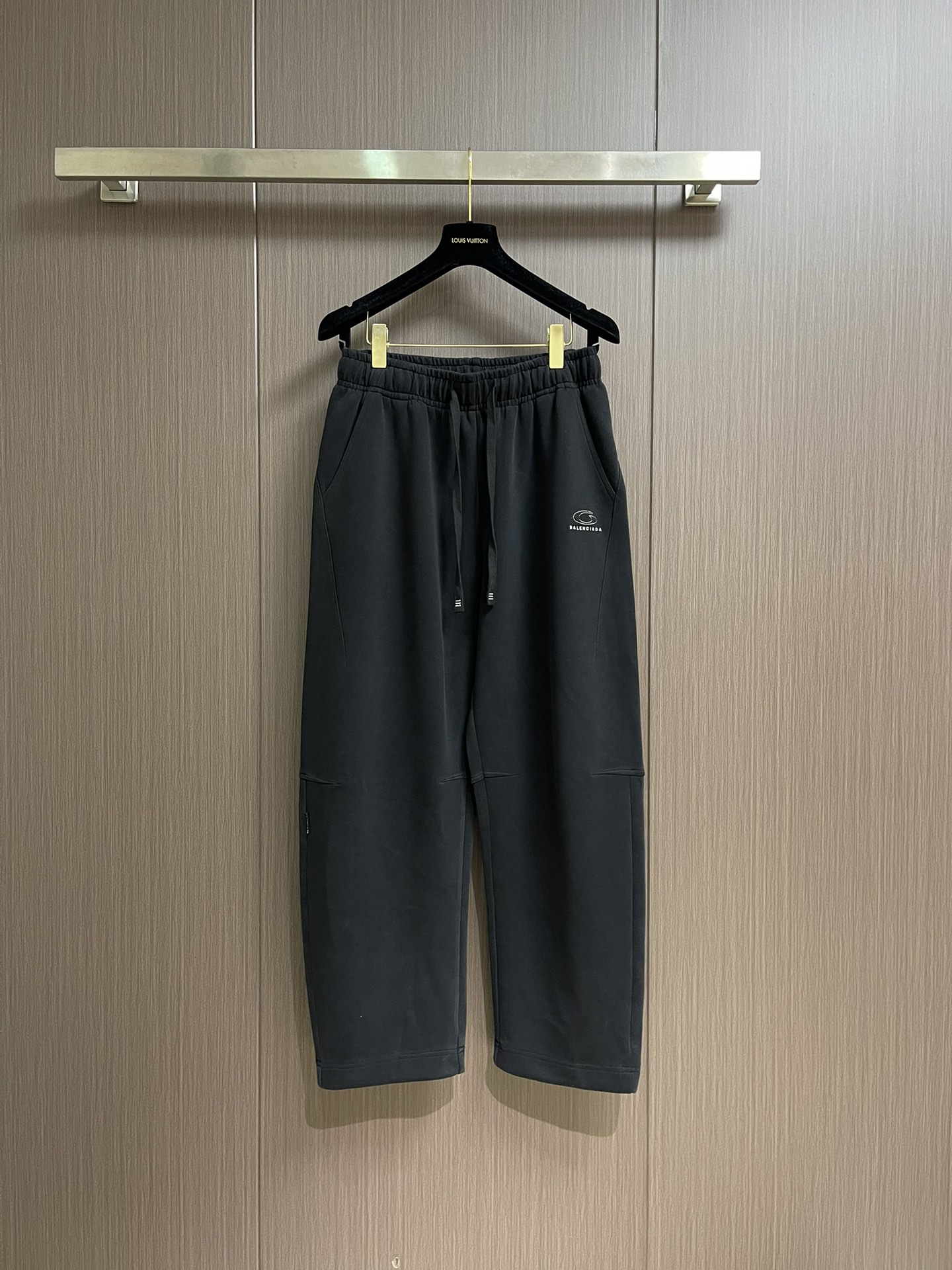 NO:505856,BALENCIAGA Balenciaga embroidered casual pants are made of pure cotton fabric, comfortable and soft, breathable and sweat-absorbing on the upper body, exquisite embroidery embellishments on the legs, dense and even stitches, smooth and natural lines of the LOGO, the matching of embroidery thread and pants complement each other, the elastic band at the waist is designed, and there is no sense of restraint when moving, and it will not panic. It can be matched with multiple types of clothing to create a fashionable look, customized auxiliary materials, complete three standards, the same style as men and women!  Size M-3XL, balenciaga, balenciaga, alexander wang19860909BALENCIAGA 巴黎世家刺绣休闲裤,采用纯棉面料制作,舒适柔软,上身透气又吸汗,裤腿上精致的刺绣点缀,针脚又密又均匀,LOGO的线条流畅自然,绣线与裤子的搭配都相得益彰,腰部松紧带设计,活动起来毫无束缚感,不会勒的慌,能与多类型服饰搭配营造时尚造型,定制辅料,三标齐全,男女同款！尺码M-3XL,,balenciaga,balenciaga,alexander wang,Men's clothing