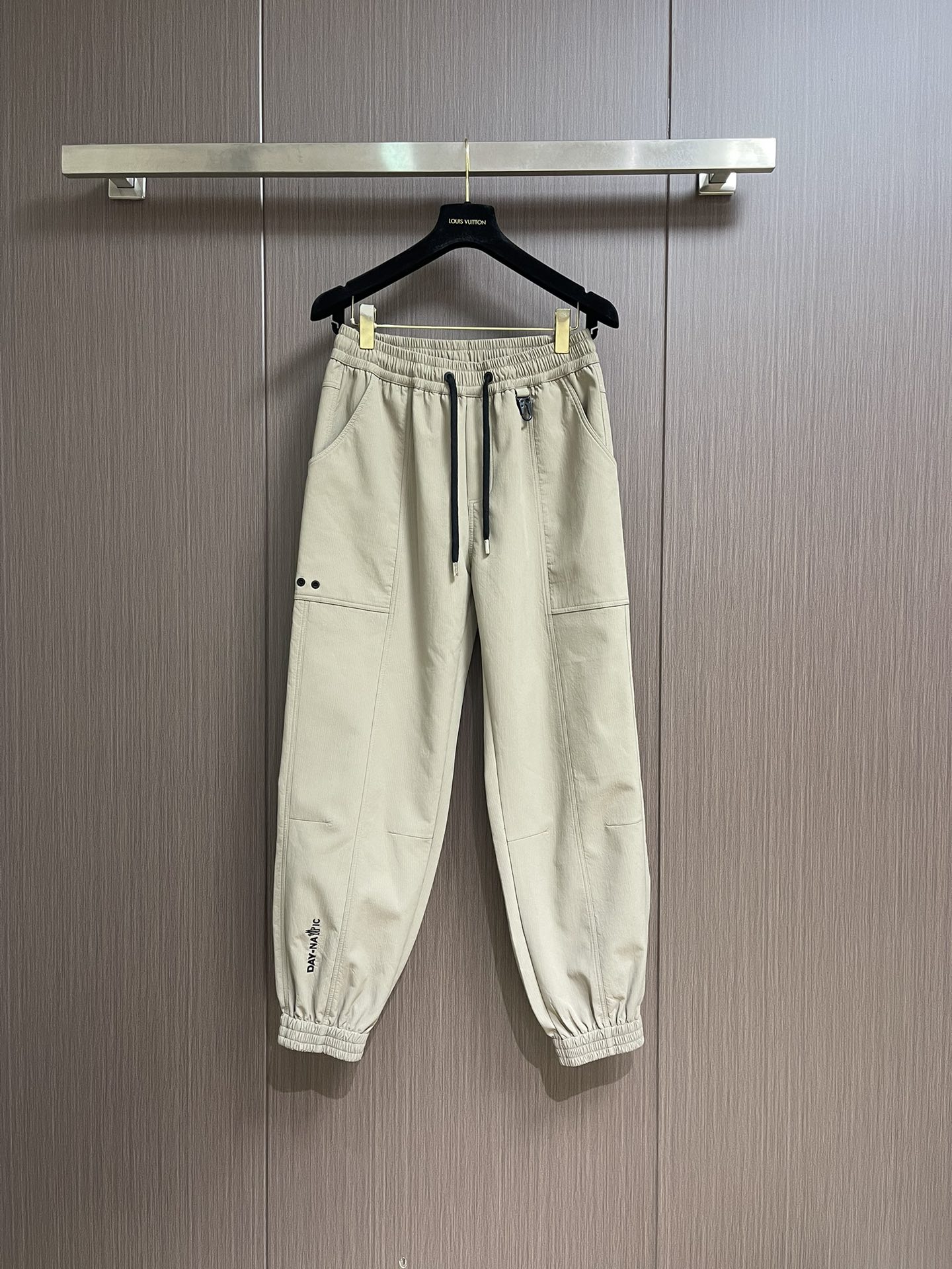 NO:505851,Moncler 2025FW early autumn new leg trousers, invincible fabrics, impeccable versatile styles and designs, beautiful outdoor sports. The soul-style logo is simple and casual, the accessories are top-notch, good details, beautiful texture, very stylish, and real weight. Size M-3XL, alexander wang19860909Moncler 2025FW早秋新品束腿卫裤,面料无敌,型款设计都无可挑剔的百搭款卫裤,户外运动都美.灵魂式的logo仔章简约休闲, 辅料都是顶配 细节好,质感美,十分有格调 实实在在的份量.尺码M-3XL,,alexander wang,Men's clothing