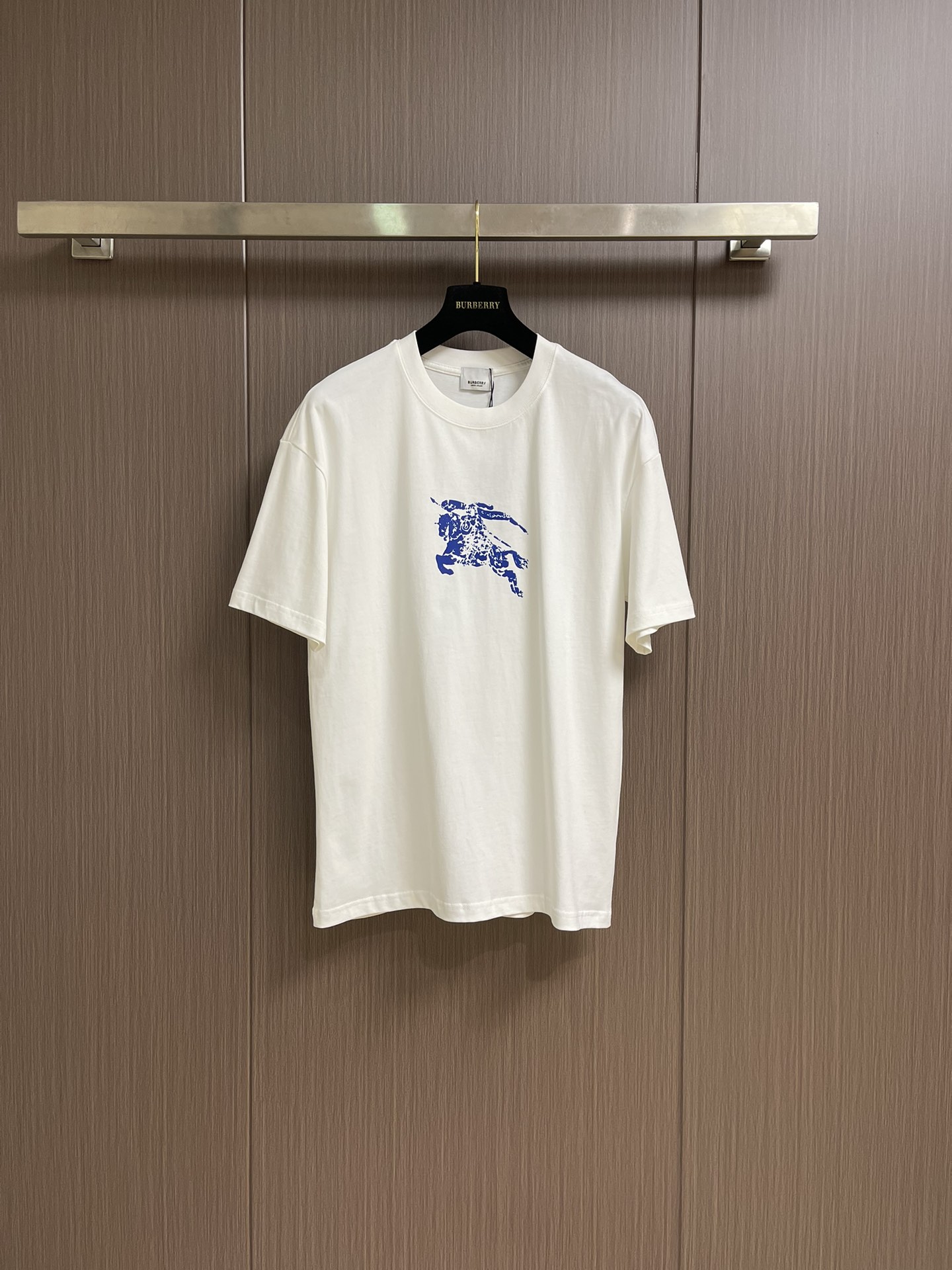 NO:505849,The whole set of Burberry Burberry war horse printing short-sleeved T-shirt shorts set, the fabric is made of 230 grams heavy combed cotton, customized 32 1*1 threads, two-way wash the garment, the fabric is comfortable and skin-friendly, and the custom dyed fabric is customized. The textile density is high, the drape is good, and it is not easy to deform. The thick texture and tight spinning process will not affect the breathability of the fabric, the saturation of the color is very high, and the imported digital direct-spray printing process is a versatile and beautiful shorts. The loose style covers the flesh and makes it look thin and not picky. Size S-XXL, burberry, burberry, shorts, T-shirt, tees, t-shirt, alexander wang19860909整套 Burberry巴宝莉 战马印花短袖t恤短裤套装,面料采用230克重精梳棉,定制32支1*1螺纹,成衣两遍水洗处理,面料舒适亲肤无异感,定制定染面料, 纺织密度高,垂感佳,不易变形,厚织感加上紧密纺纱工艺,不会影响面料的透气性,成色的饱和度很高,进口数码直喷印花工艺,百搭好看的一款短袖,宽松版型遮肉显瘦不挑人.尺码S-XXL,,burberry,burberry,shorts,T-shirt,tees，t-shirt,alexander wang,Men's clothing