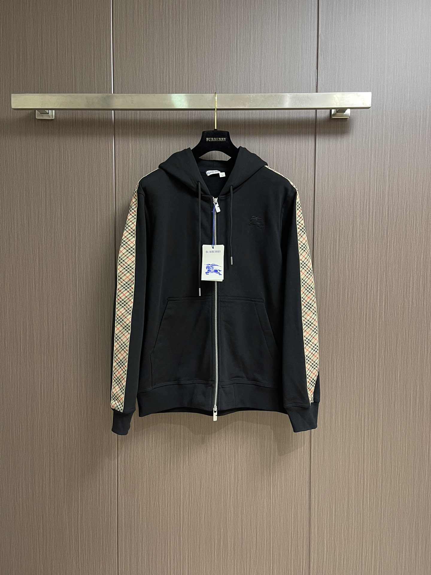 NO:505841,BURBERRY  The webbing embroidered hooded sweatshirt is made of light flip-on cotton fabric. The fabric is made of light flip-on cotton fabric. The inner and outer differentiation is achieved through high-density cotton fibers. The outer plain wet-on is tight and wear-resistant, and the inner layer forms a short and dense suede through a wool-on-wool process. The dense plain wet-on-wool structure is resistant to wind and splashing, and the flip-on is skin-friendly. The short flip is electrostatically eliminated to avoid adhesion to the skin. A very small amount of grooved polyester wet-guided wire is embedded in the cotton fiber. The sweat is quickly guided from the inner suede to the outer layer through the capillary effect, solving the problem of flip-on hot and easy heat, and actively intervening in the shrinkage potential of cotton fibers.  , The fabric has achieved a leap from easy to change to stable, improving dimensional stability, and not easily deformed or wrinkled. The monochrome flat embroidery at the chest controls the coordinated operation of the machine head, needle rod and spool through the high-precision calculation system of the embroidery machine. The fabric frame moves accurately in the horizontal and vertical directions to form a stitch trajectory, adjusting the tension of the upper and lower lines to ensure that the stitch is flat and there is no floating line, forming a fine pattern with an error of ±0.1mm. Size S-XL, burberry, hoodie, sweatshirts, hats, alexander  wang19860909BURBERRY 织带饰边绣花连帽卫衣,面料选择选用轻盈翻面绒棉质面料打造而成,通过高密度棉纤维在单层面料中实现内外差异化,外层平纹紧致耐磨,内层通过磨毛工艺形成短密绒面.致密平纹结构抗风放泼溅,磨毛绒面触感亲肤,短绒毛经过静电消除处理,避免粘附皮肤.棉纤维中嵌入极少量沟槽型涤纶导湿丝,通过毛细效应将汗从内层绒面快速导向外层蒸发,解决翻面绒易闷热的问题,通过主动干预棉纤维收缩潜能,实现了面料从易变到稳定的跨越,提升了尺寸稳定性,同时不易变形,褶皱.胸口处单色平绣通过绣花机高精度的计算系统控制机头、针杆、线轴的协同作业,布料框架在水平和垂直方向精准移动,形成针迹轨迹,调整上线和下线张力,确保线迹平整无浮线,形成误差在±0.1mm的精细图案.尺码S-XL,,burberry,hoodie,sweatshirts,hats,alexander wang,Men's clothing