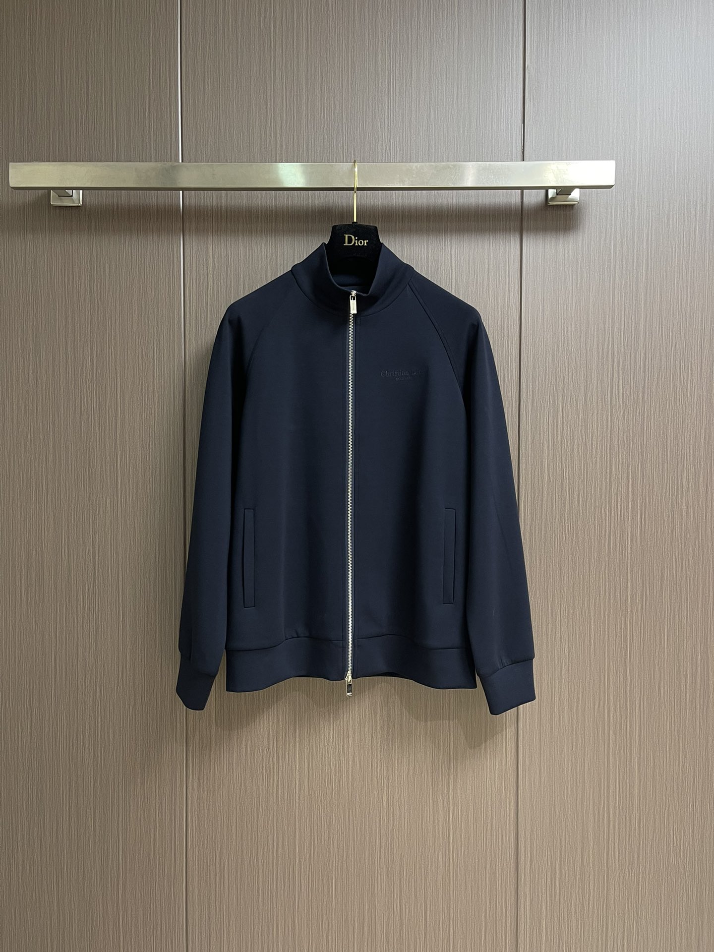 NO:507294,Tops, pants, Dior logo jacquard casual zipper jacket and trousers set, custom-made blended fabric, 55% combed cotton content, poor blending ratio on the market or poor craftsmanship, thick and hard fabric, which may irritate the skin, especially those with sensitive skin types. At the same time, the breathability and warmth of the fabric are balanced, customized auxiliary materials, complete three standards, the same style for men and women. Size M-3XL, dior, jackets & coats, alexander wang19860909上衣 裤子 Dior 徽标提花休闲拉链外套卫裤套装,采用定制混纺面料,55％精梳棉含量,市面混纺比例不佳或工艺差,面料粗硬,可能刺激皮肤,尤其敏感肤质人群,同时面料的透气性及保暖性都做到了平衡,定制辅料,三标齐全,男女同款.尺码M-3XL,,dior,jackets & coats,alexander wang,Men's clothing