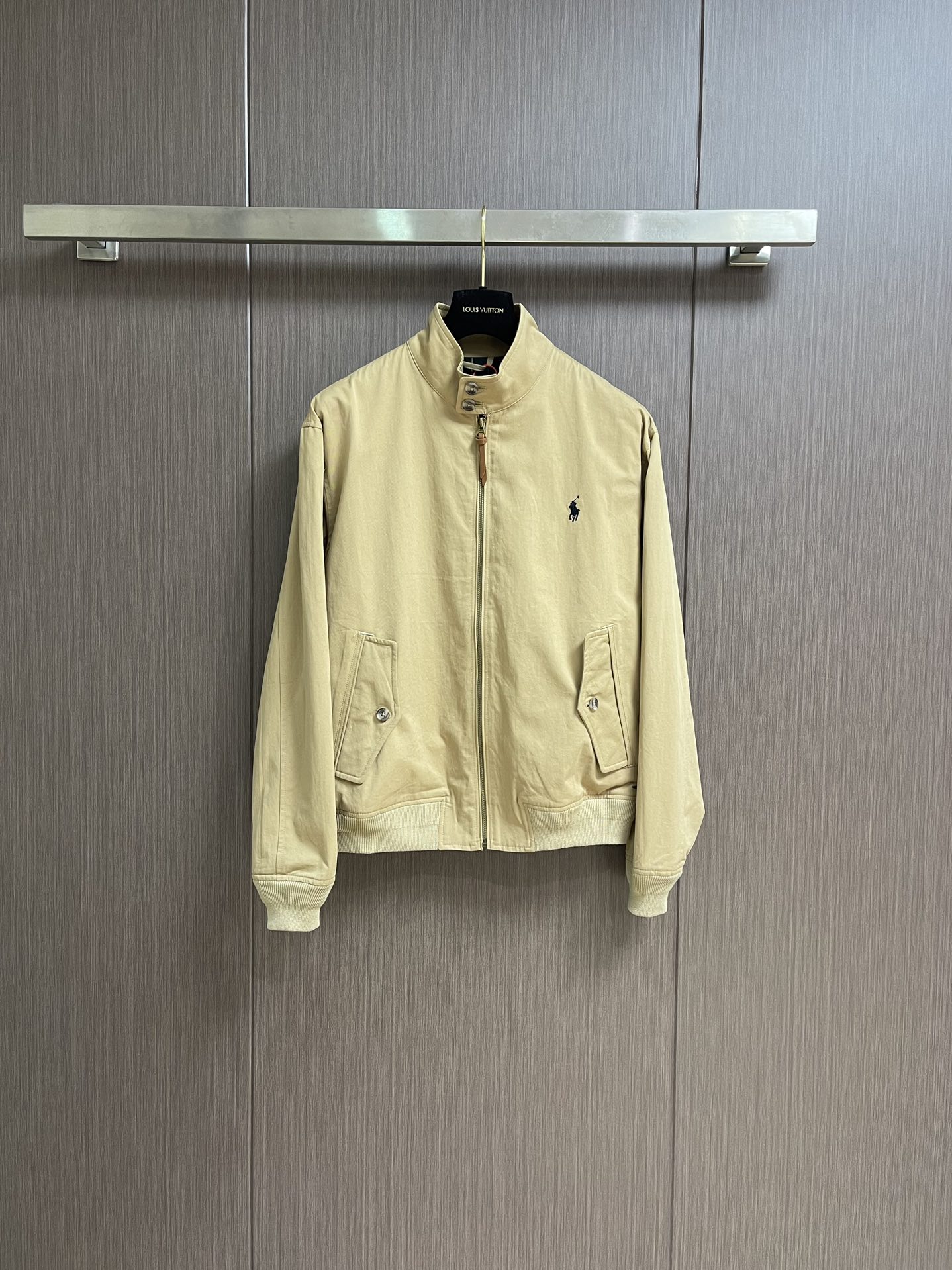 NO:521428,Ralph Lauren embroidered zipper jacket, custom-made cotton fine twill elegant cloth, soft and silky, comfortable skin, khaki as the base, soft and unflattering, just showing a restrained elegance, exquisite pony tags embellish it, with a breath of freedom and vitality, injecting the brand's soul charm, outlining a tall figure with simple and smooth lines A unique fashion masterpiece came into being, using imported machine embroidery technology, using advanced computer control systems and precision mechanical parts to achieve the signature pony embroidery operation High precision The lines are smooth and delicate, template machine opens the bag Preset templates to guide the position of the bag The accuracy of shape and size ensures the quality of the bag opening effect, infrared positioning cutters achieve accurate positioning of the material through infrared emitters and infrared receivers Accuracy can reach the micron level  This satisfies the effect of high-precision cutting of plaid alignment. The fabric has been washed with filial piety, with better texture, not easy to deform, not easy to shrink, not easy to fade, and maintains long-term beauty. Size S-XL,,loro piano, jackets & coats,alexander wang19860909Ralph Lauren 刺绣拉链夹克,定制全棉细斜纹雅致布 柔软丝滑 舒适贴肤 以卡其色为底色 柔和且不张扬 恰到好处地展现出一种内敛的优雅 精致的小马标点缀其间 带着自由与活力的气息 注入品牌灵魂魅力 以简洁流畅的线条勾勒出挺拔的身形 一件独具魅力的时尚佳作应运而生,采用进口机刺绣工艺 使用先进的计算机控制系统和精密的机械部件实现标志性小马刺绣作业 精度高 线条流畅而细腻,模版机开袋 预设的模板来指导开袋的位置 形状和大小精确性确保了开袋效果质量,红外线定位裁床 通过红外发射器和红外接收器来实现对材料的精准定位 精度可达到微米级别 从而满足格纹对位高精度裁剪的效果,面料都经过孝洗 手感质感更佳 不易变形 不易缩水 不易褪色 保持长久的美观.尺码S-XL,,loro piana,jackets & coats,alexander wang,Men's clothing