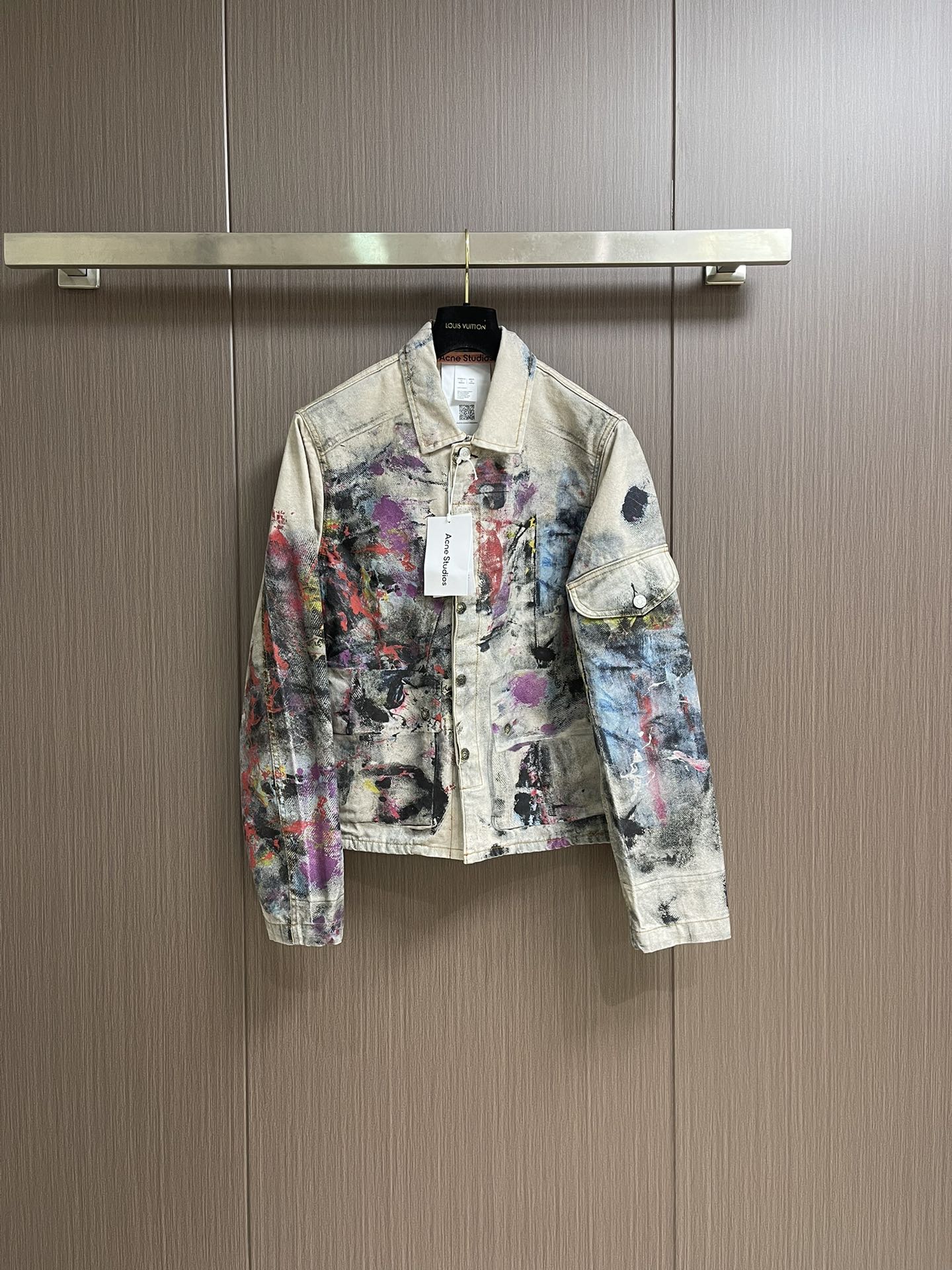 NO:521431,Acne Studios 2025ss new ink-splash jacket, adopts the white background on the surface of the fine cotton twill fabric, and the ink is all printed through the 3D three-dimensional digital direct spray. The printing adopts Conley digital matching printing direct spray color transition, which is very delicate and natural. The overall effect is presented in three-dimensional high-definition, and the visual effect is enough to be real. The matching cloth positioning and cutting sheets make each tailing accurately benchmark the original version. The tailing uses a fully automatic laser burning process with zero error than manual. The three-standard auxiliary materials are fully healed. The loose cut is quite wide and stylish, the fabric is moderate in thickness, and the upper body is not stuffy in summer. The 3D printing texture is high-end and fashionable, and the artwork cannot be copied. Size XS-XL,,acne studios,dior, jackets & coats, jackets & coats, alexander wang19860909Acne Stuidios 2025ss新款泼墨夹克外套,采用精棉斜纹布面料上面表面的白底色,泼墨都是通过3D立体数码直喷的印花效果,印花采用康利数码匹印直喷颜色过渡非常的细腻自然整体呈现的效果立体高清,视觉效果足以乱真.匹布定位裁片印,使每个裁片花位都精准对标原版,裁片采用全自动激光烧花工艺零误差比人工更精准.三标辅料跟足原版.宽松剪裁挺阔有型,面料厚度适中,夏天上身不闷热,3D印花肌理质感高级时髦,不可复制的艺术品.尺码XS-XL,,acne studios,dior,jackets & coats,jackets & coats,alexander wang,Men's clothing