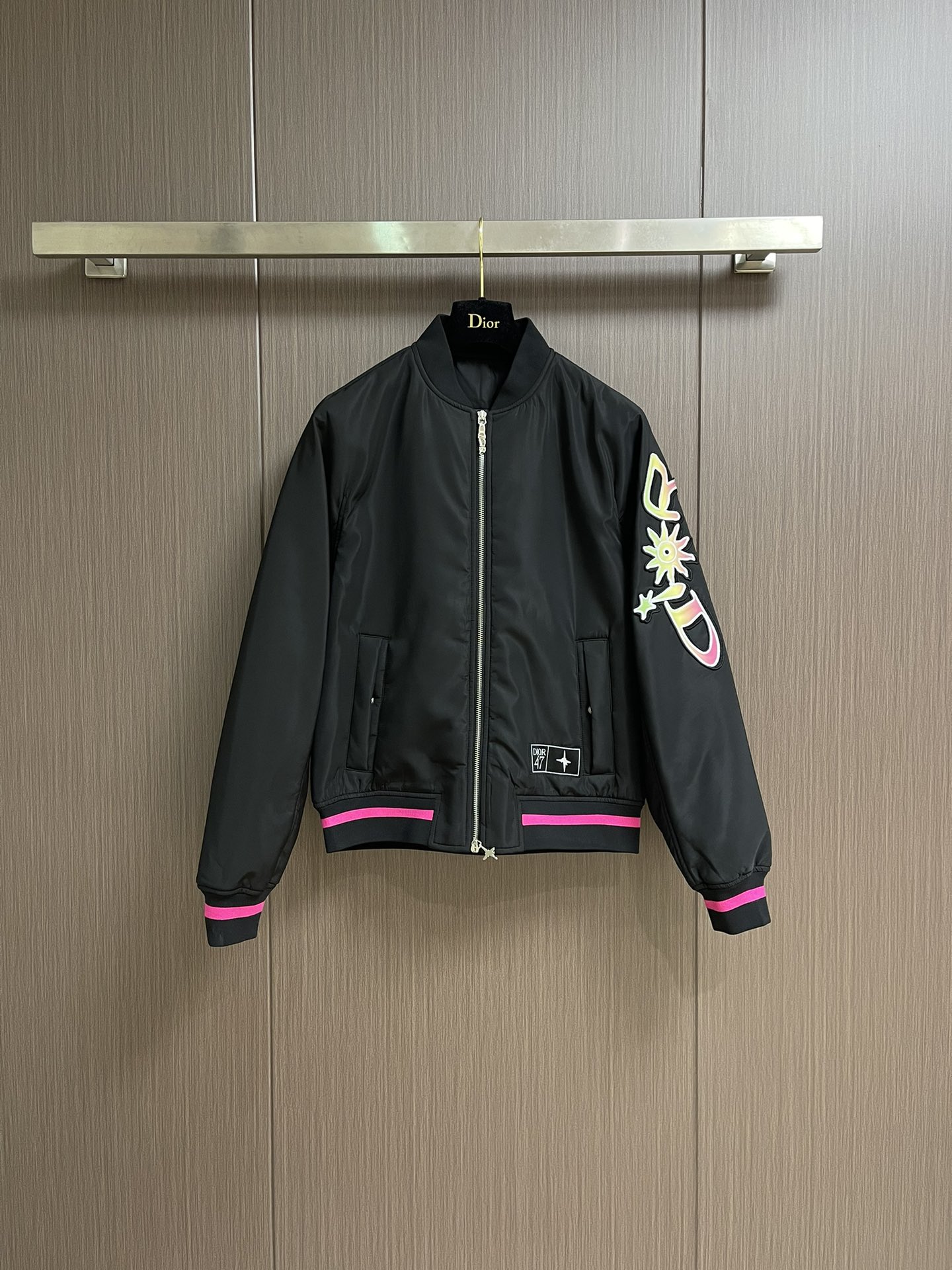 NO:507289,Dior No. 47 neon pink edge black flight jacket, this short is a new product for the fall 2025 series, from the ANDLEWIS HLTON limited series. It is carefully crafted from black technology fabrics, and the sleeves are decorated with a joint series logo, which is reinterpreted in graphic style. It can be matched or created to create a comfortable and fashionable look. Size S-XL,,dior, jackets & coats, jackets & coats, alexander wang19860909Dior 47号霓虹粉边黑色飞行夹克外套,这款短是二零二五秋季系列新品,来自 ANDLEWIS HLTON 限定系列.采用黑色科技面料精心制作,衣袖饰以联名系列标志,以图形风格重新诠释 标志.可搭配或,打造舒适时髦的造型.尺码S-XL,,dior,jackets & coats,jackets & coats,alexander wang,Men's clothing