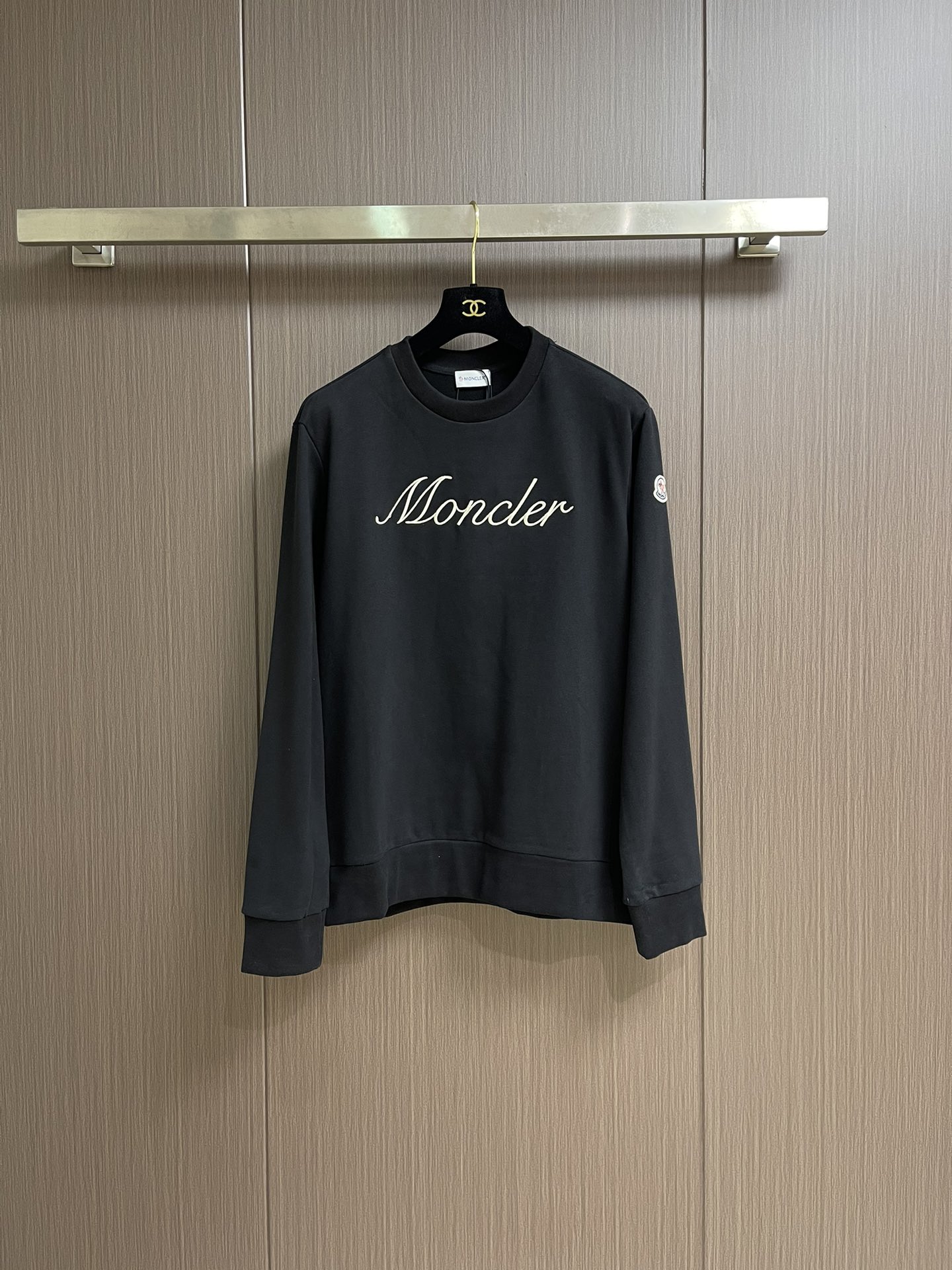 NO:507284,Moncler embroidered armband round neck sweatshirt, using 380g bristle sweatshirts, and the fabric is used as a bristle technology to make the surface feel softer and smoother. The thread is matched with 1*1 double yarn threads. The embroidery uses 3D three-dimensional embroidery, embroidered with brand embroidery letters. Size S-XL, hoodie, sweatshirts, alexander wang19860909moncler 刺绣袖标圆领卫衣,采用380克刷毛卫衣毛圈,面料做刷毛工艺,使表面手感更加柔顺软滑.螺纹搭配1*1双纱螺纹.刺绣采用3D立体刺绣,以连接品牌刺绣字母为点缀.尺码S-XL,,hoodie,sweatshirts,alexander wang,Men's clothing