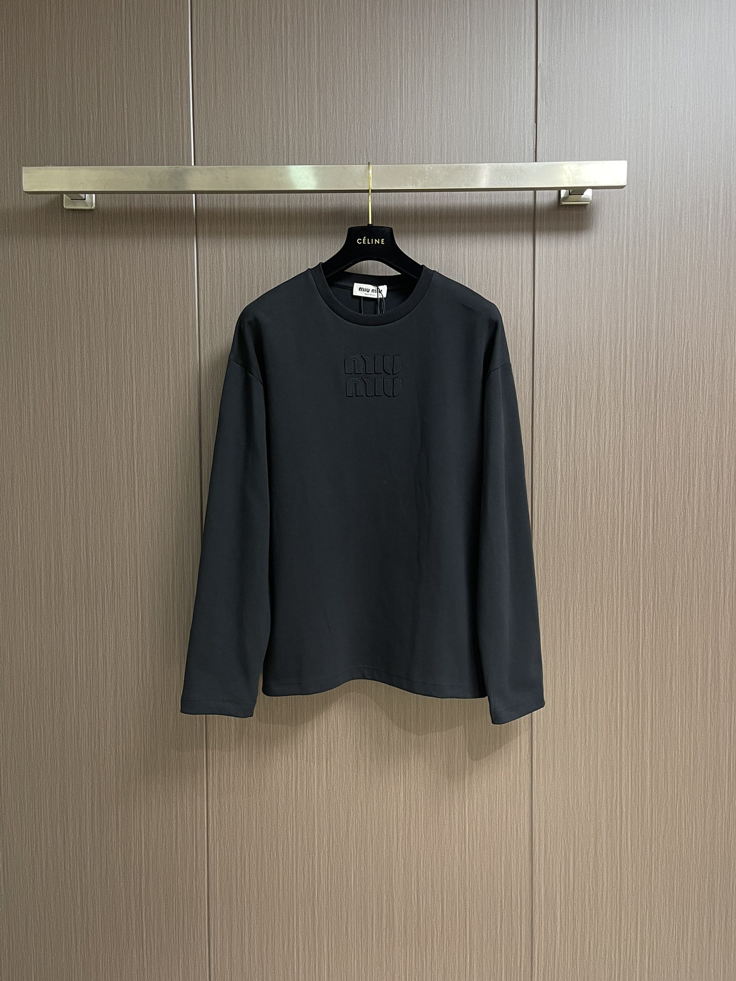 NO:507279,MiuMiu embroidered burnt logo long-sleeved T-shirt, fabric is made of 320g trendy brand double-sided, expanded surround and 2*2 double yarn threads, burnt flower is laser cut out of MiuMiu cloth, laser positioning manual stickers. After computer positioning, embroidery. This relaxed and leisurely cotton T-shirt is equipped with the iconic Miu Miu logo in the same color, expressing a maverick attitude. Size S-XL, miumiu,tees, t-shirt, alexander wang19860909MiuMiu 刺绣烧花徽标长袖T恤,面料采用320克潮牌双面,扩围搭配2*2双纱螺纹,烧花采用激光切割出MiuMiu布标,激光定位人工手贴.电脑定位后做刺绣.这款轻松闲适的棉质T恤搭载标志性的同色调Miu Miu徽标,表达特立独行的态度.尺码S-XL,,miumiu,tees，t-shirt,alexander wang,Men's clothing