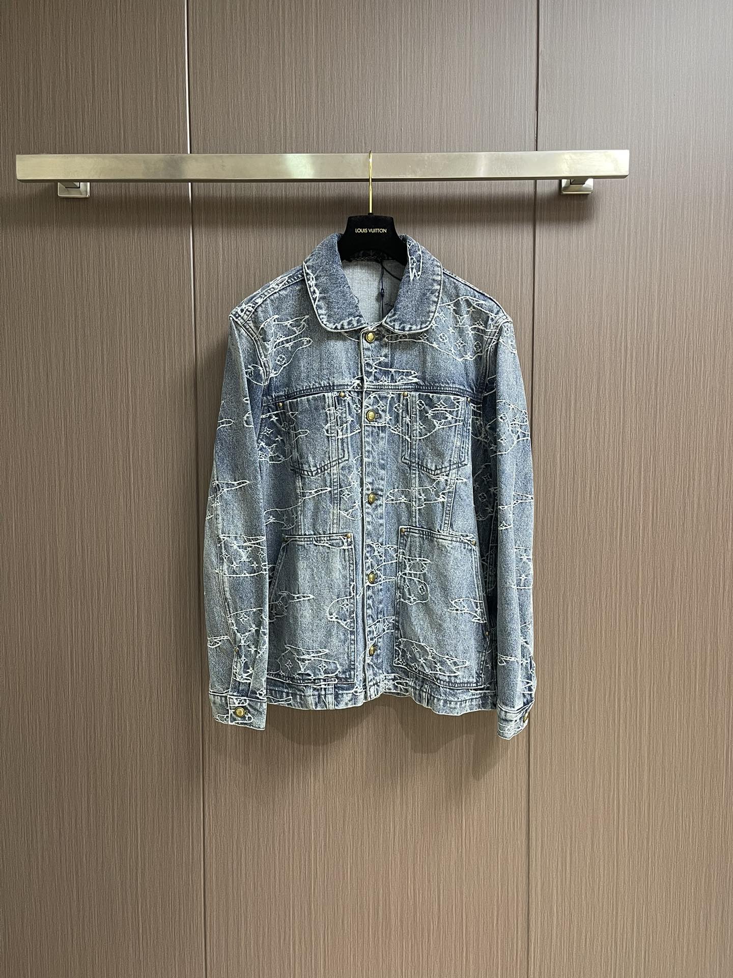 NO:507274,Jeans LV Cloud-shaped embroidered denim jacket jeans set, the fabric is 7*7 weaving 12.5 oz denim cotton. The gram weight of the fabric is about grams after washing. 15 pieces of laundry washing water are a batch to make the color more even. Jacquard and jacquard are used for the machine-moulded jacquard, so that the jacquard effect is embroidered. It is very time-consuming and labor-consuming. The access button is made of pure copper material and is customized with the original mold opening. Each button is equipped with laser engraving logo. This denim uses a washing tannin to cut it into a casual silhouette, which reveals a tailoring meaning. The full cloud-like jacquard reflects elegant color contrast. Denim size 46-48-50-52 Jean size 30-32-34-36,,louis vuitton,jeans,jackets & coats,alexander  wang19860909牛仔衣 牛仔裤 LV 云形提绣牛仔外套牛仔裤套装,面料采用7*7织法 12.5盎牛仔棉.面料洗水后克重约为克.成衣洗水15件为一批使受色更为均匀.布匹提花刺绣,采用机口提花机,使提花效果呈现出刺绣效果.非常耗时耗力点一款.门禁纽扣采用纯铜材料,原版开模定制.每一个纽扣都带有激光刻字标识.本款牛仔选用水洗丹宁裁出休闲廓形,以正面褶裥流露精裁意味.全幅云状形式提花映现雅致色彩反差. 牛仔衣码数46-48-50-52 牛仔裤码数30-32-34-36,,louis vuitton,jeans,jackets & coats,alexander wang,Men's clothing