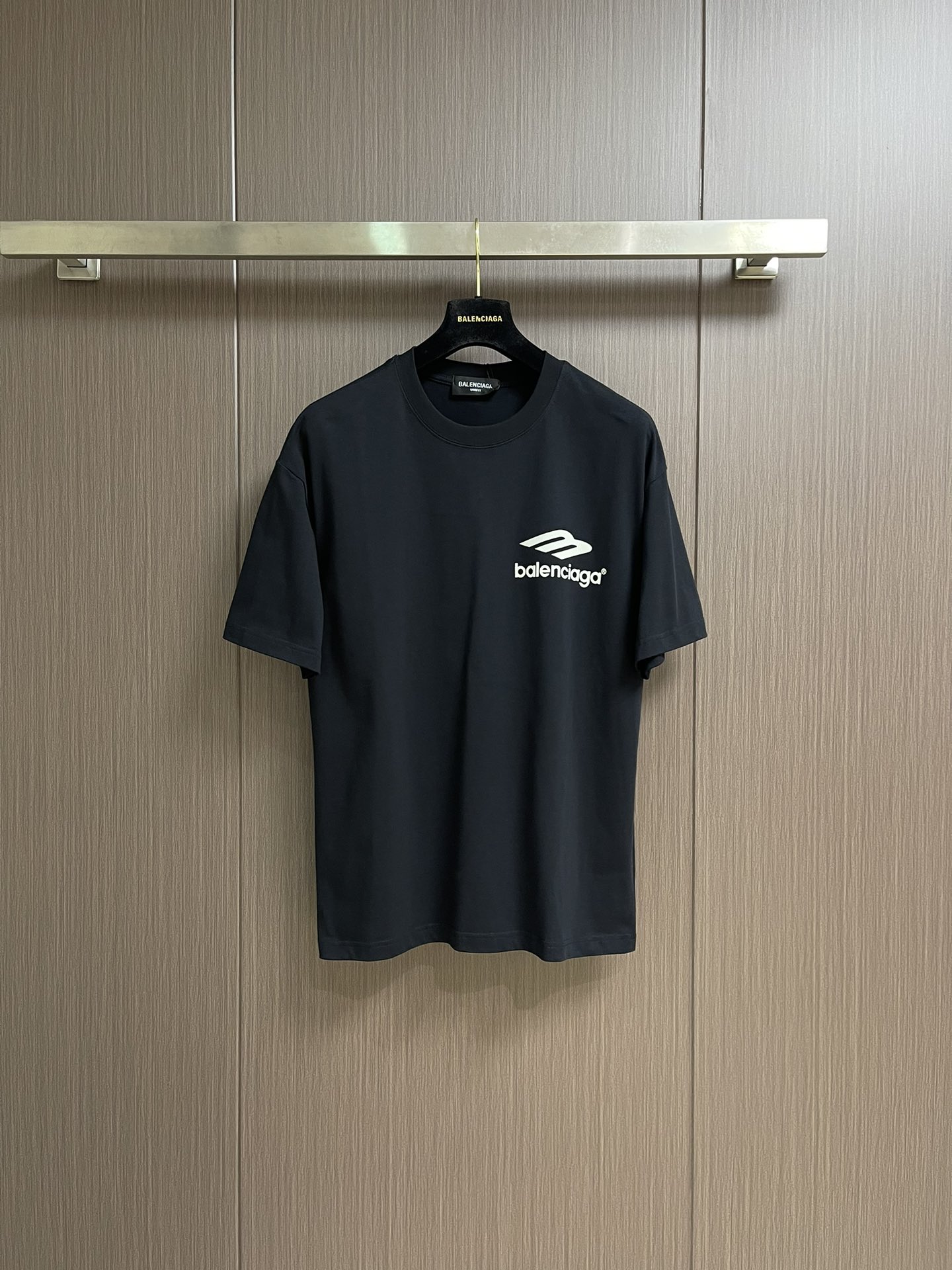 NO:507260,The whole set of Balenciaga Ss early autumn new printed logo short-sleeved T-shirt shorts suit, simple but unruly, the balenciaga brand logo on the chest, low-key and luxurious feeling full of ~ the badge design of the same color shorts instantly improves fashion, and the sense of high-end atmosphere is hard to grasp. Whether you go out or exercise, wear it, you can easily become the focus of the crowd, and the fashion is soaring. Size S-XXL,,balenciaga, shorts, T-shirt,tees, t-shirt,alexander wang19860909整套 Balenciaga ss早秋新款印花标识短袖T恤短裤套装,简约却透着不羁,胸前balenciaga品牌标识,低调奢华感拉满～同色系短裤徽章设计,瞬间提升时尚度,高级氛围感狠狠拿捏,不管出街还是运动,穿上它,轻松成为人群焦点,时尚度一路狂飙. 尺码S-XXL,,balenciaga,shorts,T-shirt,tees，t-shirt,alexander wang,Men's clothing