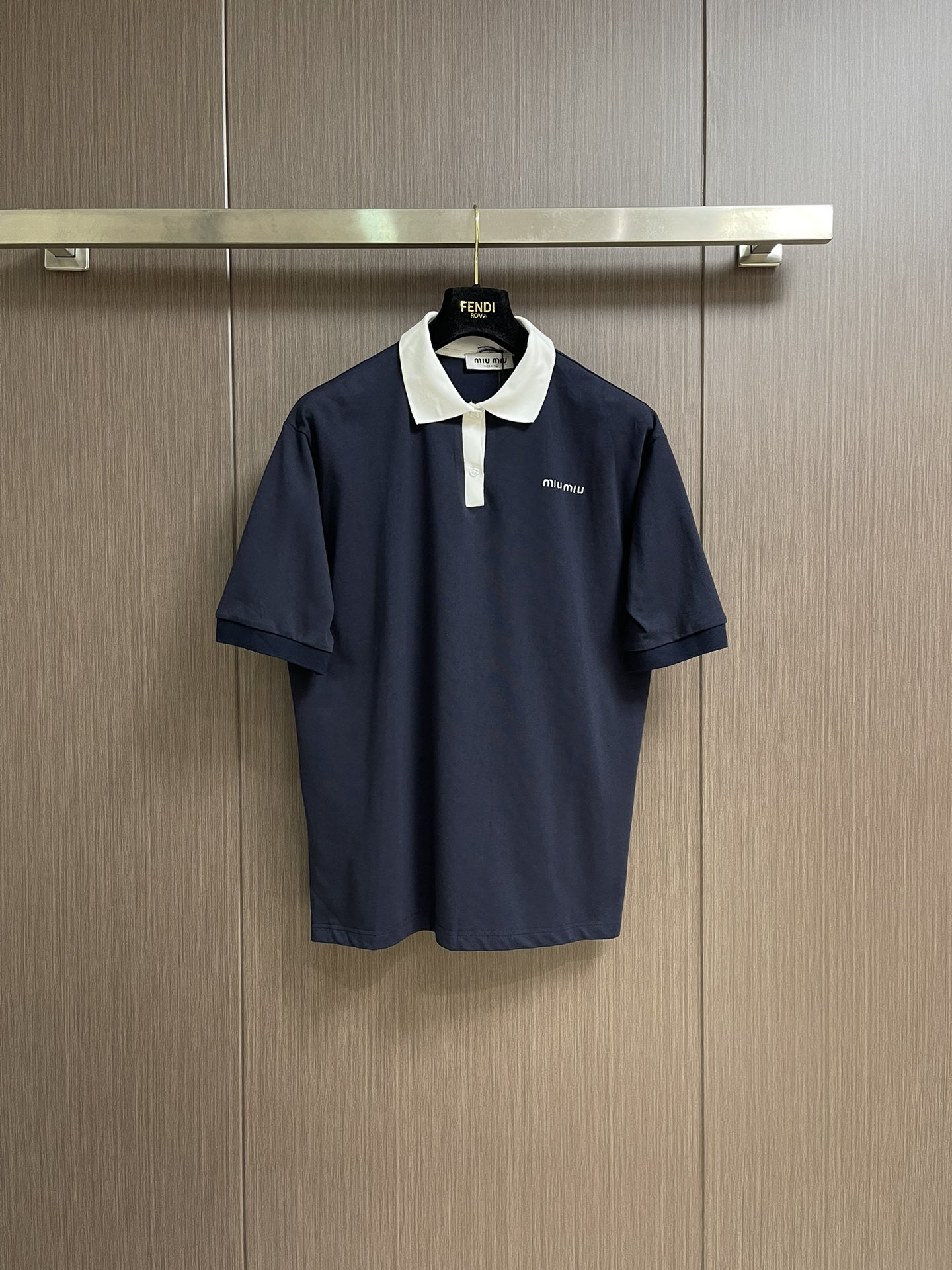 NO:507269,Miumiu color-blocking letter embroidery POLO shirt, the fabric is made of 255 grams of all-cotton imported bead floor cotton, refreshing and breathable, the embroidery is processed by imported TIMA machines, the cuffs are elastic, the buttons are imported from Japan, and the buttons are hand-stitched. The overall wiring is straight and delicate, the fabric is comfortable and soft, and the color is consistent and has no color difference. It can be matched with the same style to create a fashionable look, and it can be customized for various occasions, customized auxiliary materials, complete three standards, the same style for men and women!  Size S-XL, miumiu,alexander wang19860909miumiu 拼色字母刺绣POLO衫,面料采用255克全棉进口珠地棉材质,清爽透气,刺绣采用进口TIMA机台加工,袖口搭配松紧处理,纽扣采用日本进口马氏贝壳扣,手工订扣,整体走线平直细腻,面料舒适柔软,颜色一致无色差 能与同款搭配营造时尚造型,驾驭各种场合,定制辅料,三标齐全,男女同款！尺码S-XL,,miumiu,alexander wang,Men's clothing