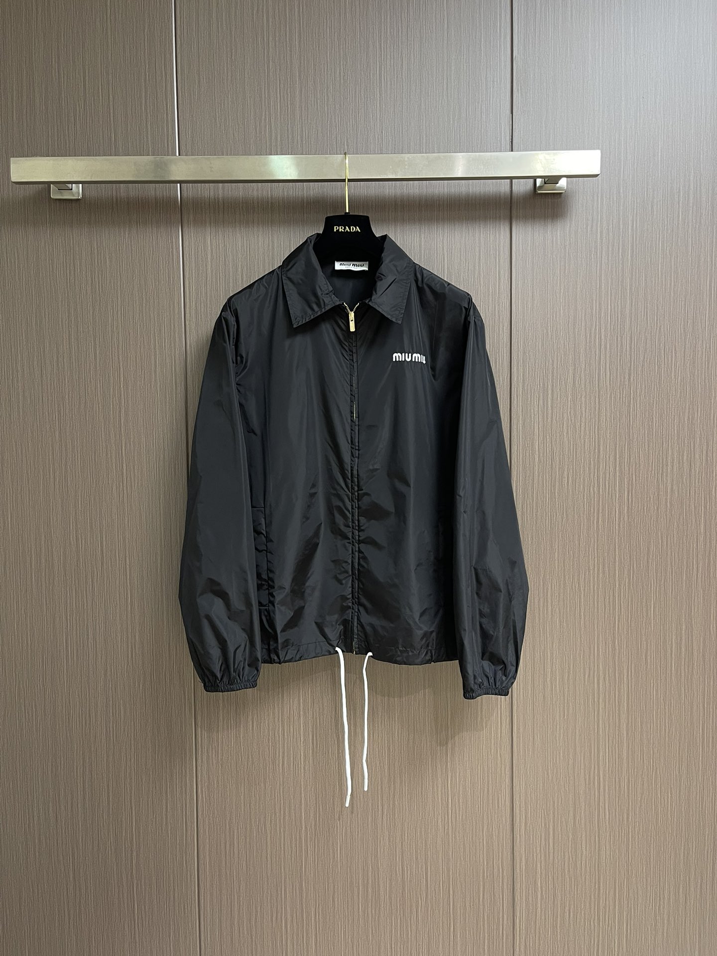 NO:505846,MIUMIU nylon embroidered letter jacket is made of nylon material. This fabric is lightweight, wear-resistant, waterproof and wind-resistant, and is very suitable for outdoor activities or daily wear. The embroidered logo not only highlights the brand's unique identity, but also adds the texture and layering of the jacket.  The Tanjima embroidery machine is used to restore the fineness of the logo, the overall line is straight and delicate, the fabric is comfortable and soft, the color is consistent and there is no color difference. It can be matched with the same style to create a fashionable look, control various occasions, customize auxiliary materials, complete three standards, the same style as men and women!  Size 46-52, miumiu, jackets & coats, jackets & coats, alexander wang19860909MIUMIU 尼龙刺绣字母夹克外套,选用尼龙材质,这种面料具有轻便、耐磨、防水防风等特点,非常适合户外活动或日常穿着.刺绣徽标作为点缀,既彰显了品牌的独特身份,又增加了夹克的质感和层次感．采用田岛刺绣机 还原了徽标精细程度,整体走线平直细腻,面料舒适柔软,颜色一致无色差 能与同款搭配营造时尚造型,驾驭各种场合,定制辅料,三标齐全,男女同款！尺码46-52,,miumiu,jackets & coats,jackets & coats,alexander wang,Men's clothing