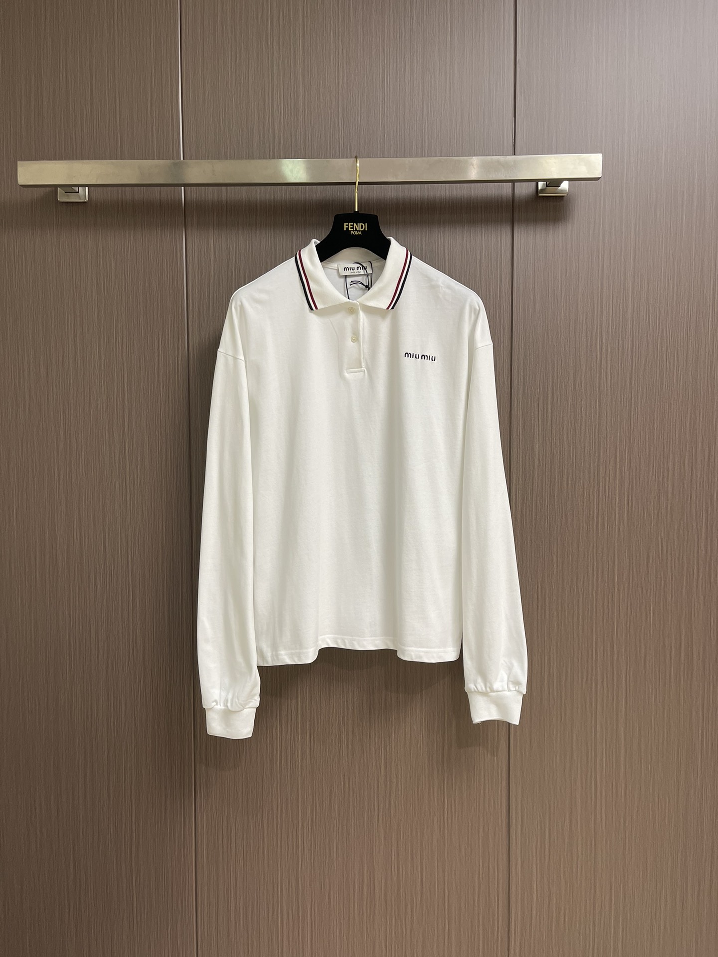 NO:507264,MiuMiu embroidered lapel color-blocking POLO shirt, the classic beaded floor-facing Polo shirt is integrated into the Miu Miu brand characteristics and reinterpreted. The embroidered Miu Miu logo injects the iconic style into the casual academy style. It uses 50 double beaded floor fabric, the embroidery uses 3D three-dimensional embroidery, and the chest is embroidered with the MiuMiu logo. Size S-XL,,miumiu,alexander wang19860909MiuMiu 刺绣翻领拼色POLO衫,经典的珠地布Polo衫融入Miu Miu品牌特色重新演绎,刺绣Miu Miu徽标为休闲学院风注入标志性格调.采用50支双珠地面料,刺绣采用3D立体刺绣,胸前以MiuMiu 标识为点缀.尺码S-XL,,miumiu,alexander wang,Men's clothing