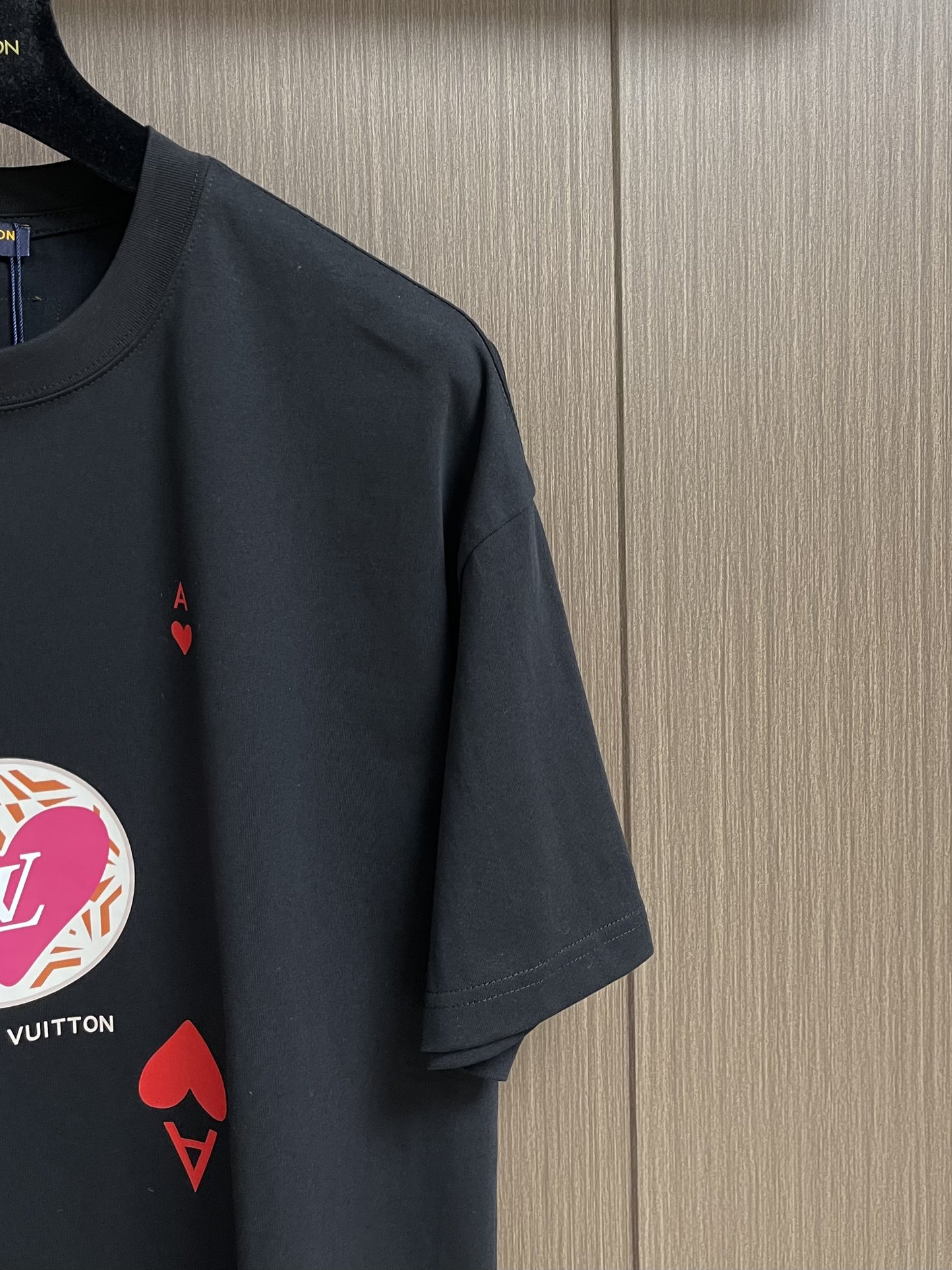 整套 
LV 七夕徽标提花短袖T恤短裤套装，采用定制棉质面料，全幅徽标提花设计，花型就会出现收缩的地方就