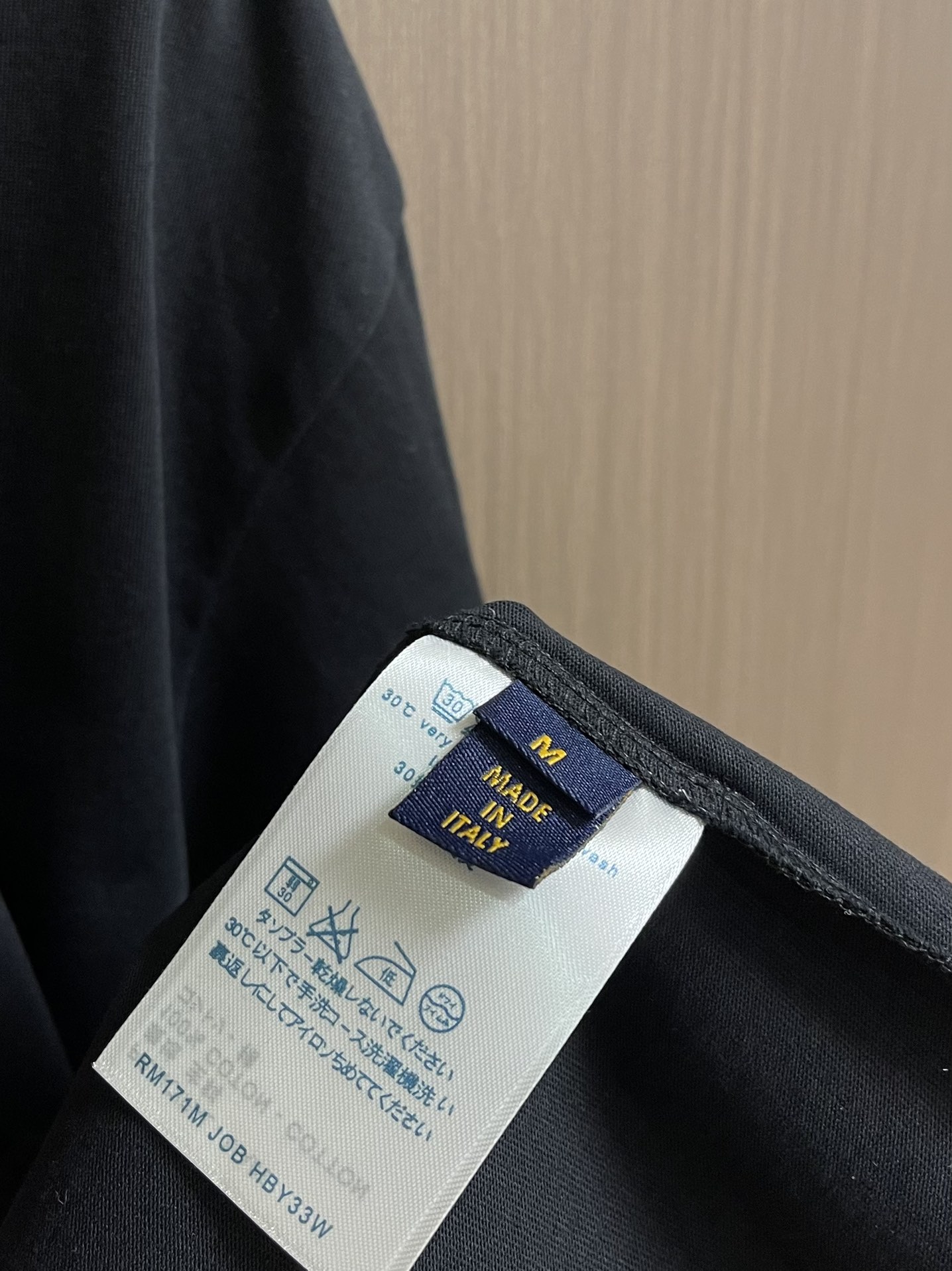 整套 
LV 七夕徽标提花短袖T恤短裤套装，采用定制棉质面料，全幅徽标提花设计，花型就会出现收缩的地方就