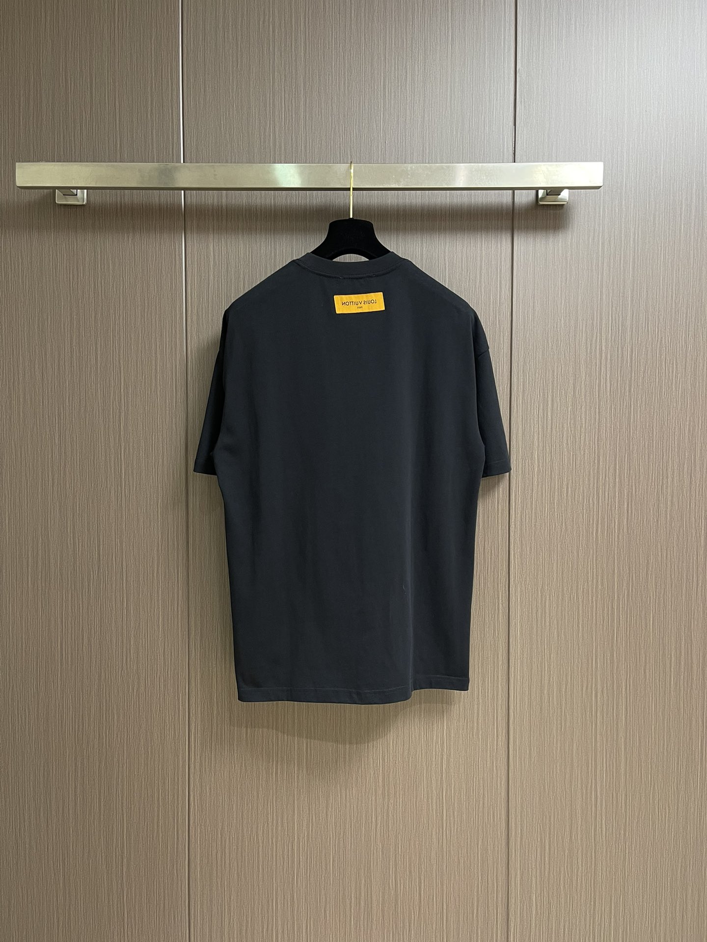 整套 
LV 七夕徽标提花短袖T恤短裤套装，采用定制棉质面料，全幅徽标提花设计，花型就会出现收缩的地方就