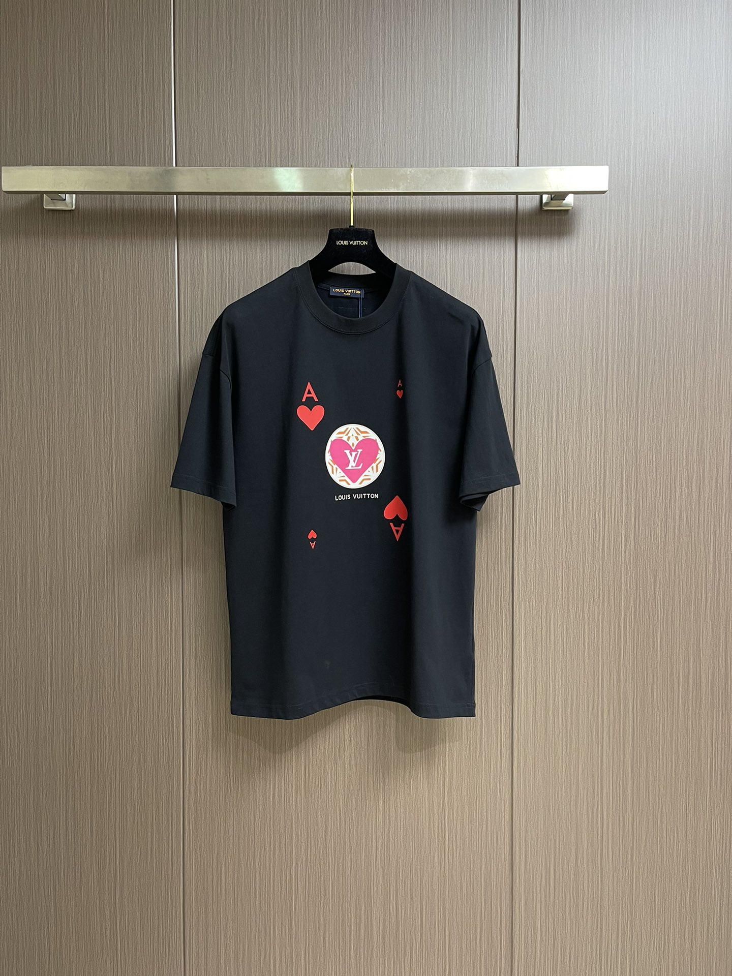 整套 
LV 七夕徽标提花短袖T恤短裤套装，采用定制棉质面料，全幅徽标提花设计，花型就会出现收缩的地方就