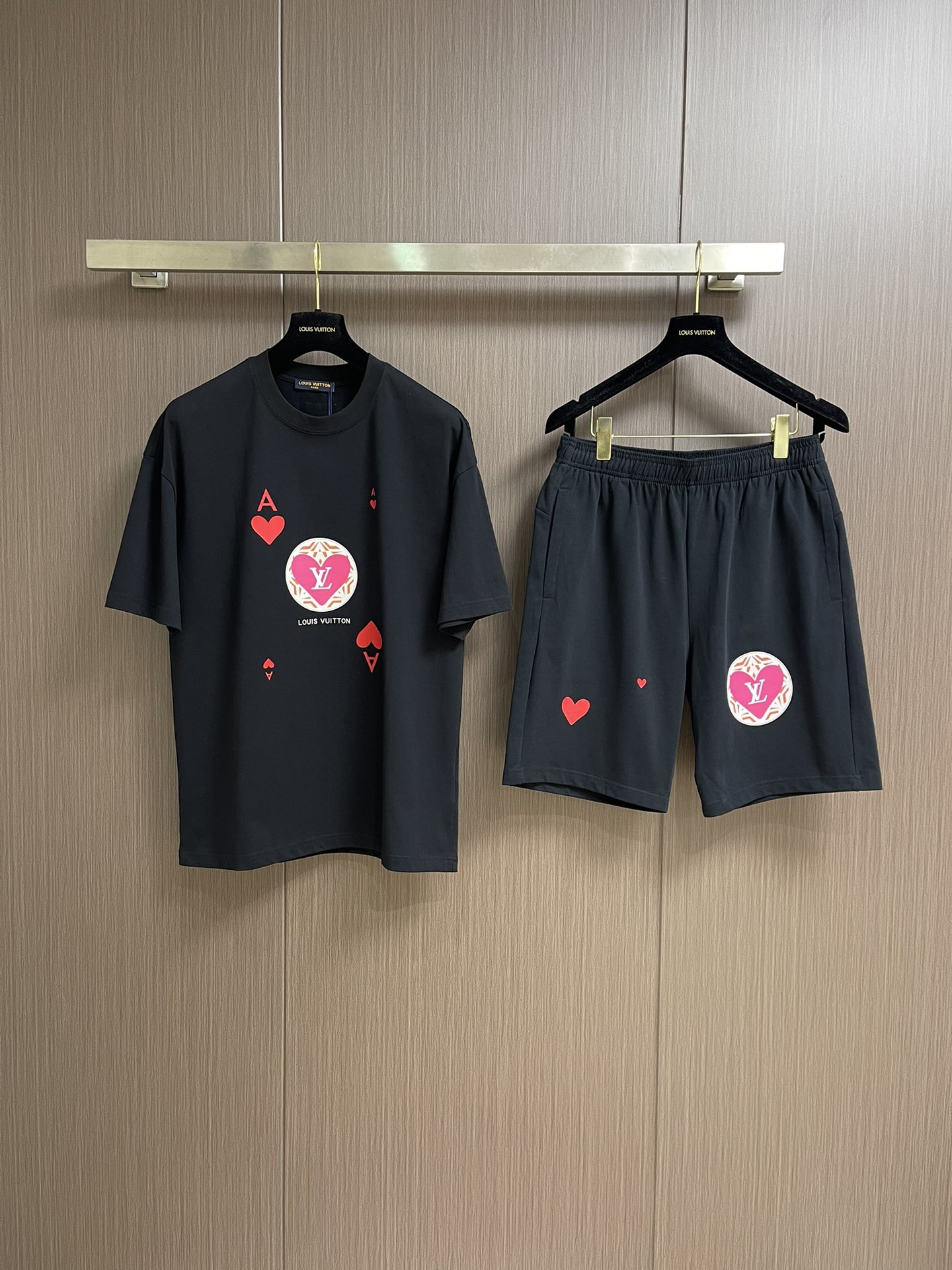 整套 
LV 七夕徽标提花短袖T恤短裤套装，采用定制棉质面料，全幅徽标提花设计，花型就会出现收缩的地方就