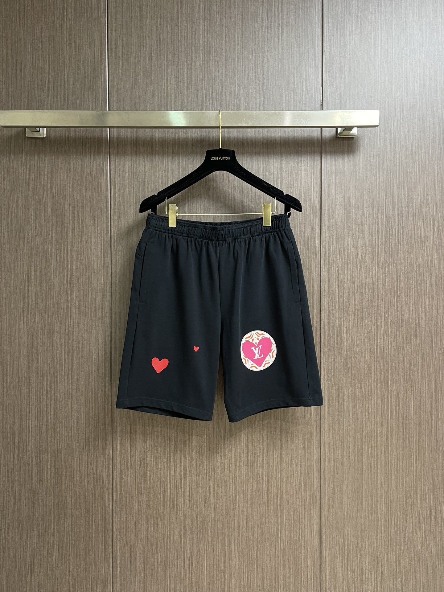 整套 
LV 七夕徽标提花短袖T恤短裤套装，采用定制棉质面料，全幅徽标提花设计，花型就会出现收缩的地方就