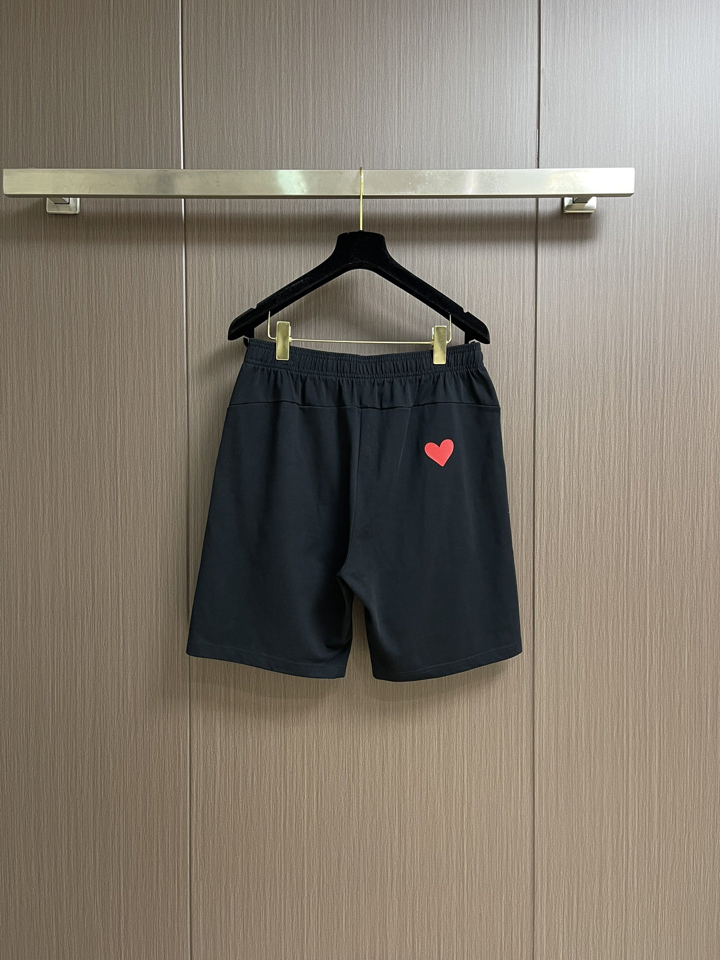 整套 
LV 七夕徽标提花短袖T恤短裤套装，采用定制棉质面料，全幅徽标提花设计，花型就会出现收缩的地方就