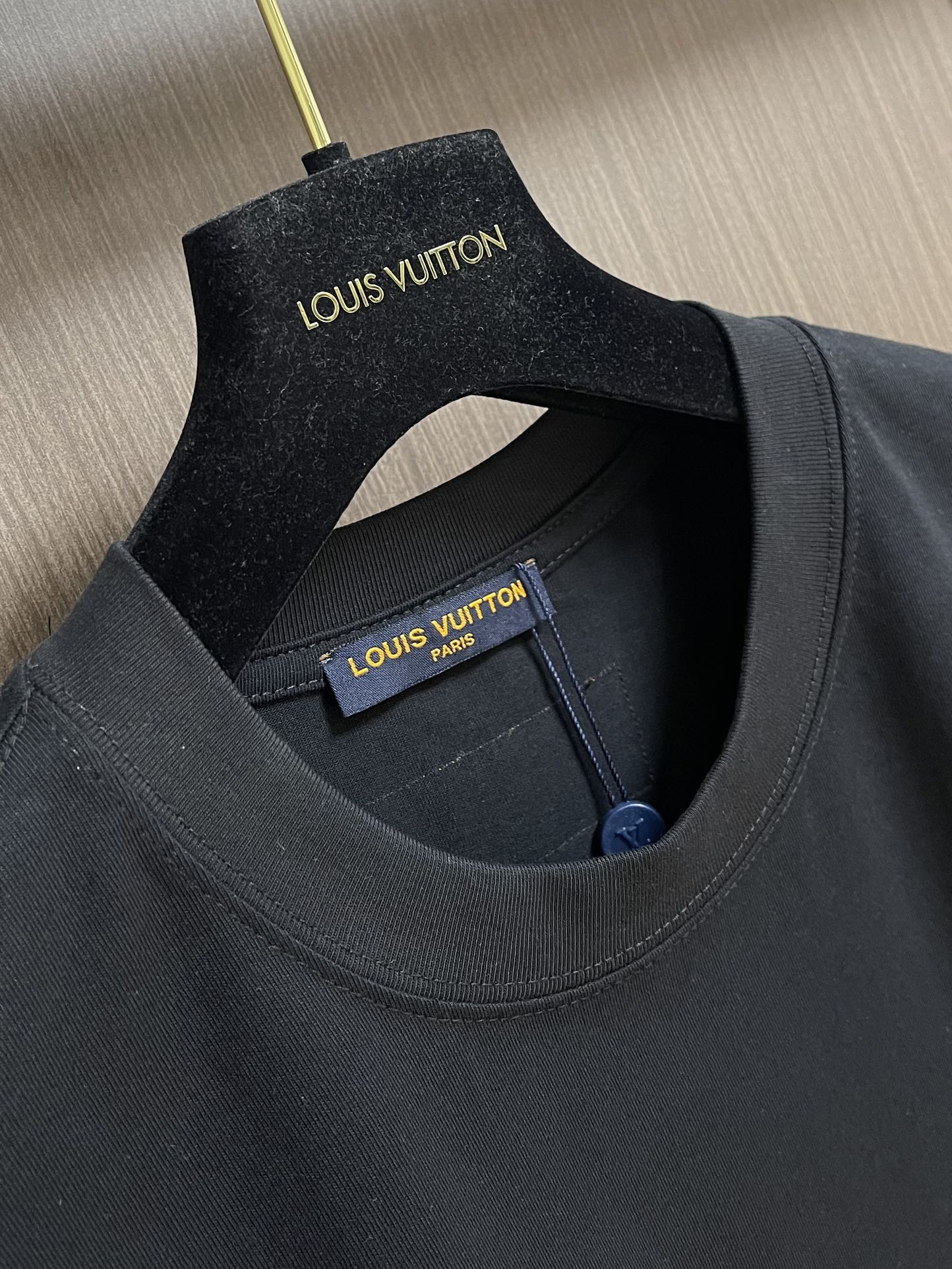 整套 
LV 七夕徽标提花短袖T恤短裤套装，采用定制棉质面料，全幅徽标提花设计，花型就会出现收缩的地方就