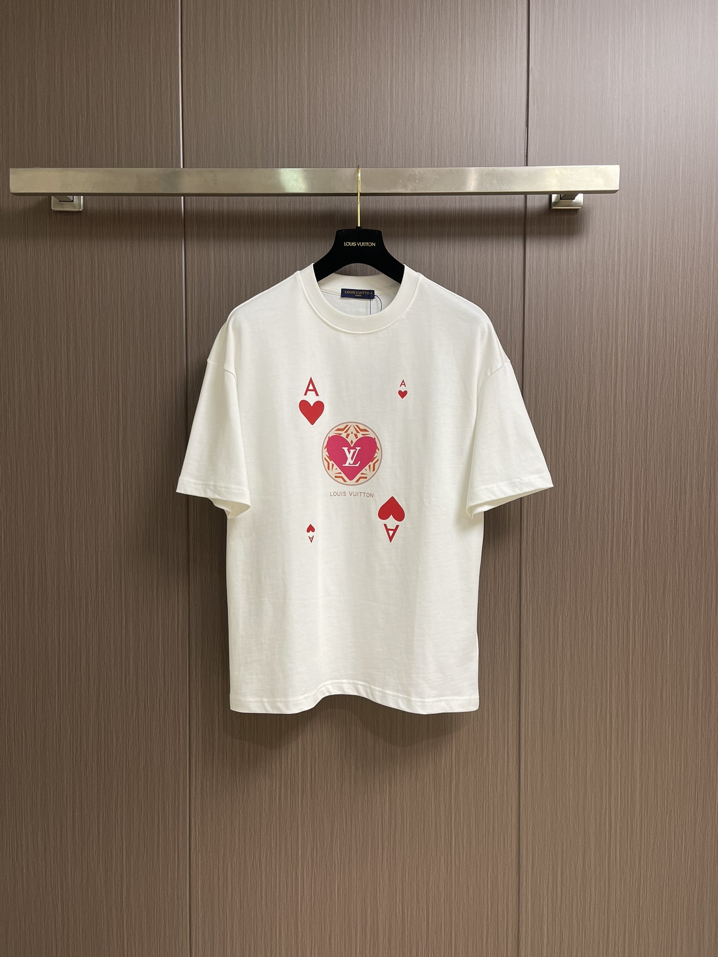 NO:518368,The complete set of LV Chinese Valentine's logo jacquard short-sleeved T-shirt shorts set uses customized cotton fabric, full-frame logo jacquard design, the flower shape will shrink and will bulge clearly, and the flower shape is more concave and concave, with rich layers and three-dimensional distinction, fixed into the final form of the fabric. Positioning is a fine and complex technology for the flower sewing process. It can be matched with the same style to create a fashionable shape, customized auxiliary materials, complete three standards, the same style for men and women!  Size M-XXL, louis vuitton, shorts, T-shirt,tees, t-shirt,alexander wang19860909整套 LV 七夕徽标提花短袖T恤短裤套装,采用定制棉质面料,全幅徽标提花设计,花型就会出现收缩的地方就会明显的鼓起,以及花型更凹凸有丰富层次立体分明,固定成面料最终的一个形态,定位对花裁剪缝纫全件定位对花缝纫工艺是一种精细且复杂的技术,可与同款搭配打造时尚造型,定制辅料,三标齐全,男女同款！尺码M-XXL,,louis vuitton,shorts,T-shirt,tees，t-shirt,alexander wang,Men's clothing