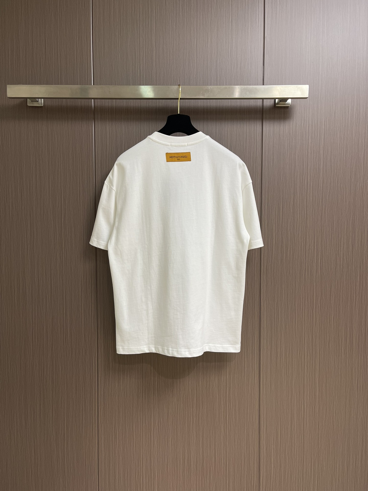 整套 
LV 七夕徽标提花短袖T恤短裤套装，采用定制棉质面料，全幅徽标提花设计，花型就会出现收缩的地方就