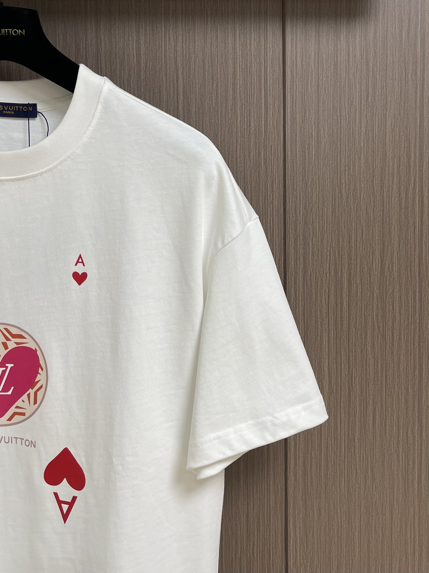 整套 
LV 七夕徽标提花短袖T恤短裤套装，采用定制棉质面料，全幅徽标提花设计，花型就会出现收缩的地方就