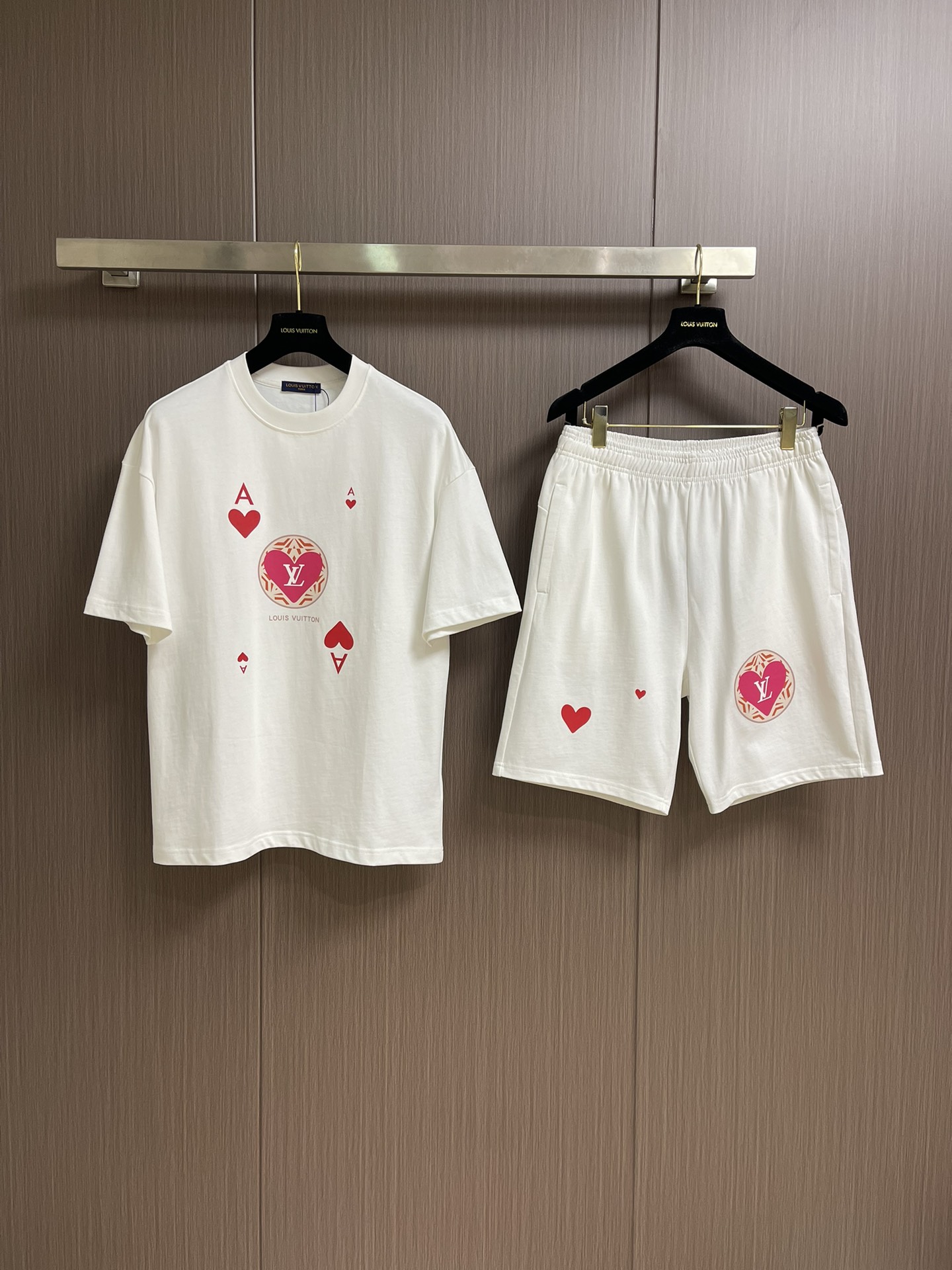整套 
LV 七夕徽标提花短袖T恤短裤套装，采用定制棉质面料，全幅徽标提花设计，花型就会出现收缩的地方就