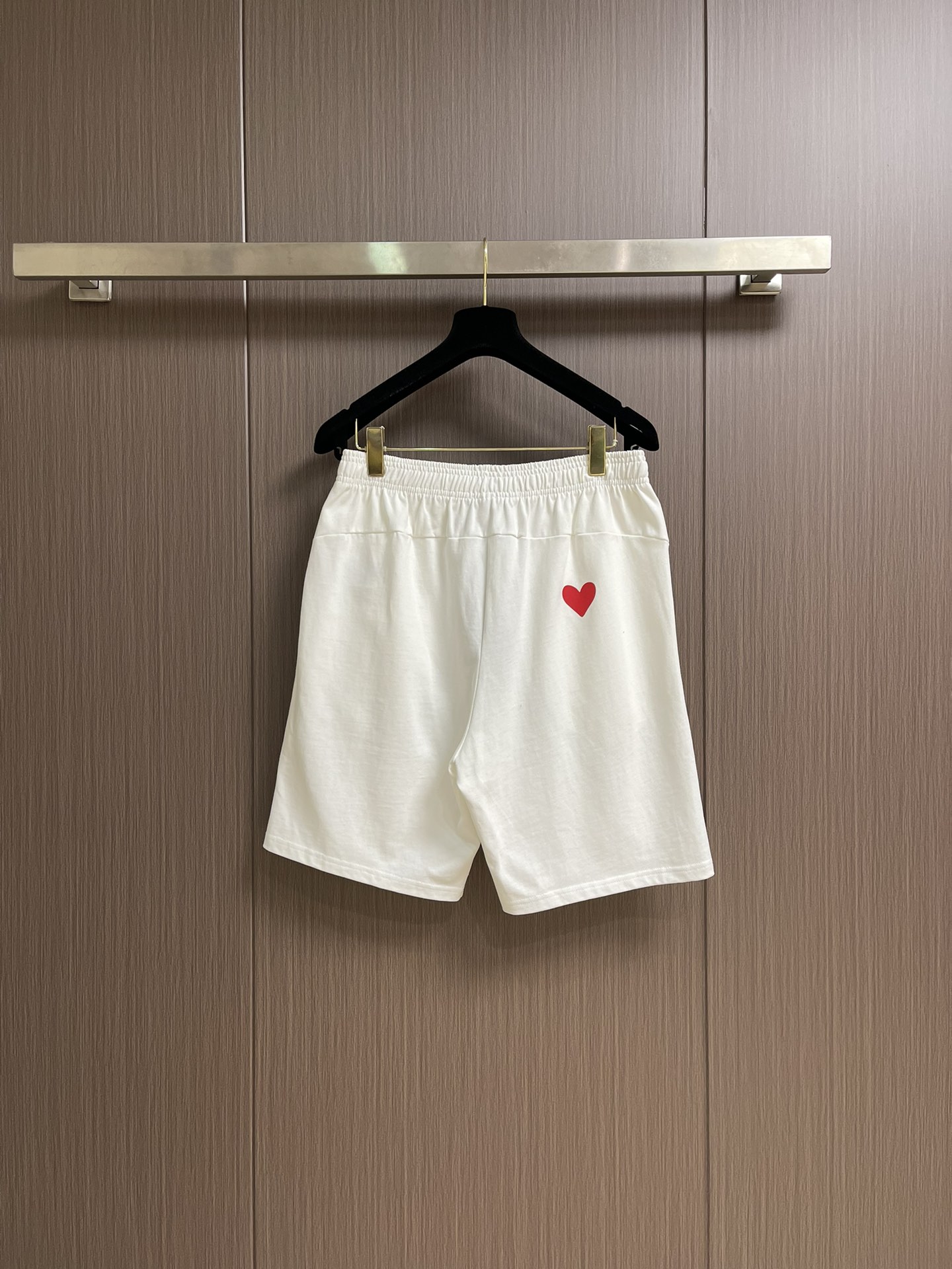 整套 
LV 七夕徽标提花短袖T恤短裤套装，采用定制棉质面料，全幅徽标提花设计，花型就会出现收缩的地方就