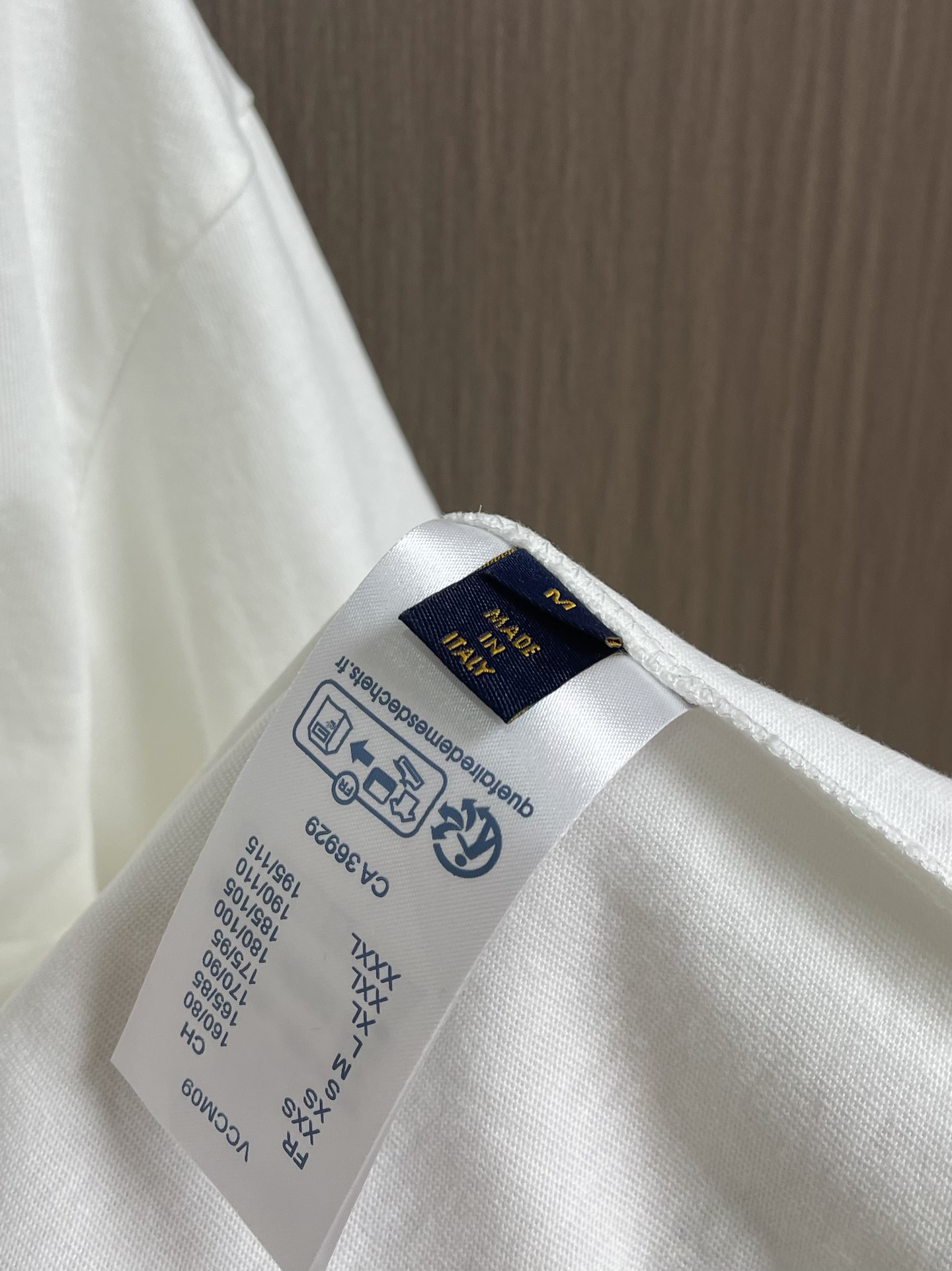 整套 
LV 七夕徽标提花短袖T恤短裤套装，采用定制棉质面料，全幅徽标提花设计，花型就会出现收缩的地方就