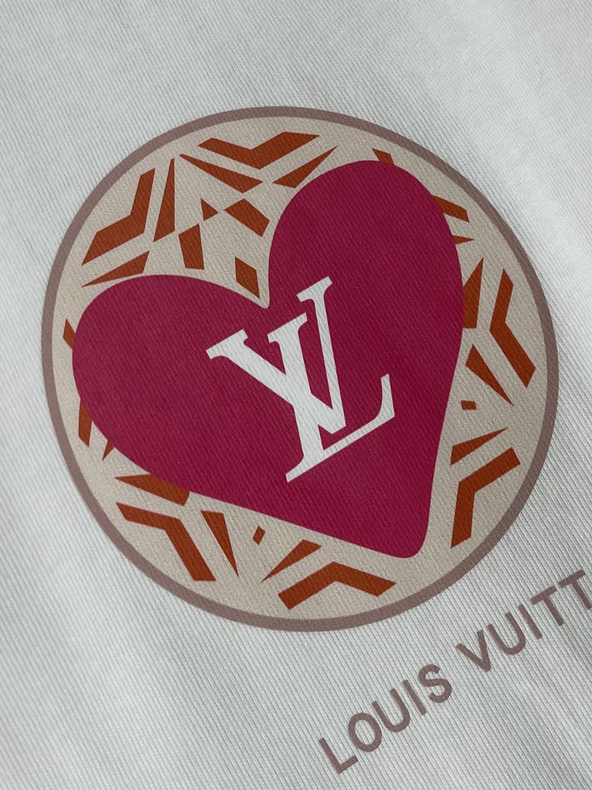 整套 
LV 七夕徽标提花短袖T恤短裤套装，采用定制棉质面料，全幅徽标提花设计，花型就会出现收缩的地方就