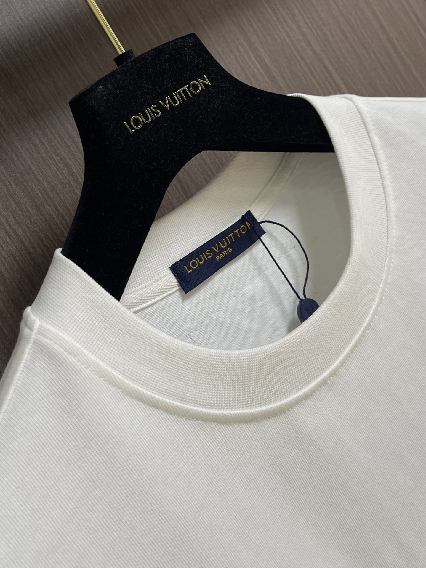 整套 
LV 七夕徽标提花短袖T恤短裤套装，采用定制棉质面料，全幅徽标提花设计，花型就会出现收缩的地方就