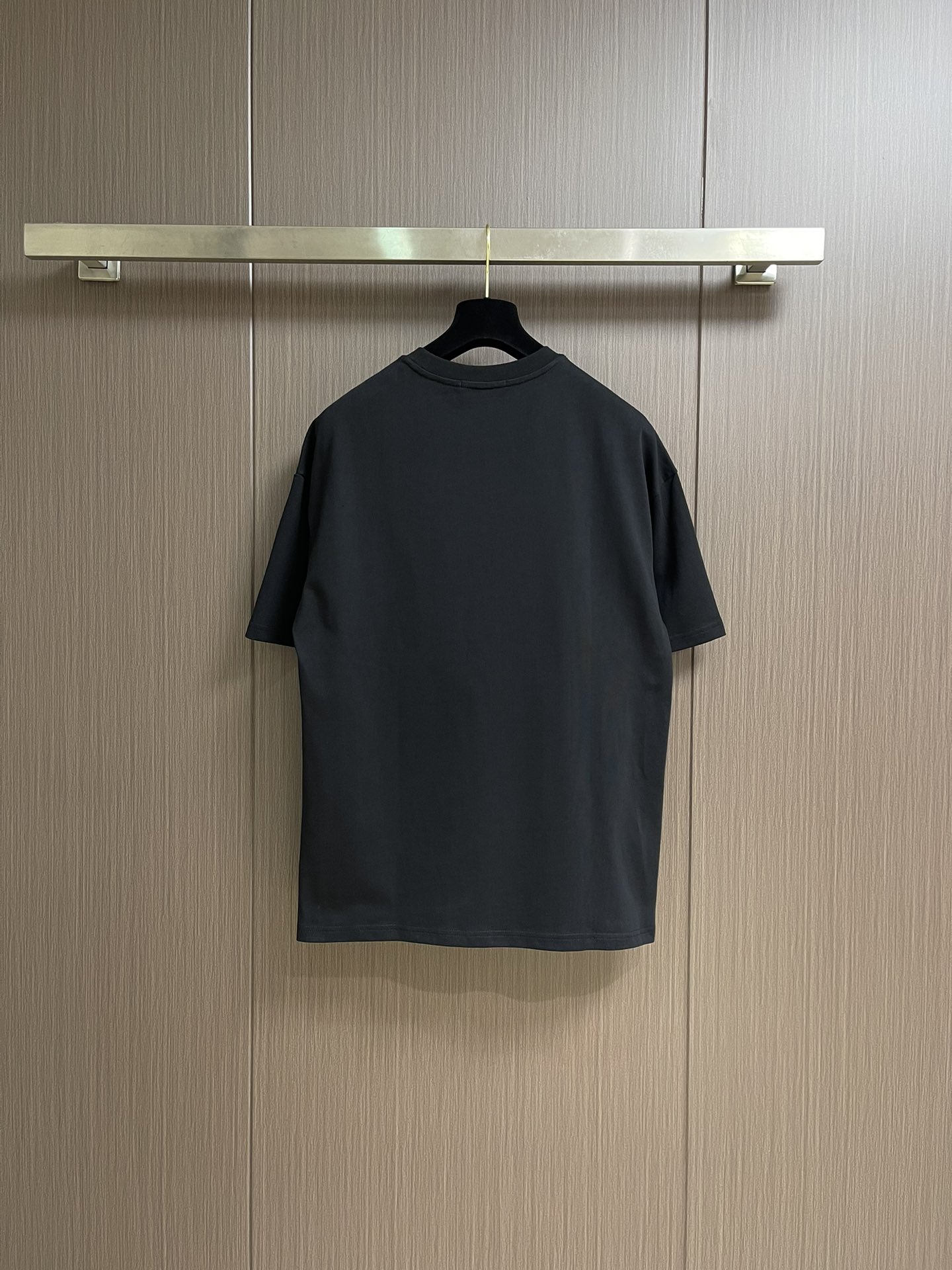 整套💰285 
Balenciaga 2025ss七夕印花标识短袖T恤短裤套装，简约却透着不羁，胸前balenciaga品牌标识，低调奢华感拉满～同色系短裤徽章设计，瞬间提升时尚度，高级氛围感狠狠拿捏，不管出街还是运动，穿上它，轻松成为人群焦点，时尚度一路狂飙。 尺码：M-XXL