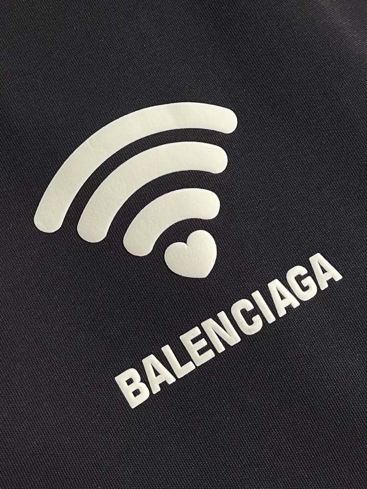 整套💰285 
Balenciaga 2025ss七夕印花标识短袖T恤短裤套装，简约却透着不羁，胸前balenciaga品牌标识，低调奢华感拉满～同色系短裤徽章设计，瞬间提升时尚度，高级氛围感狠狠拿捏，不管出街还是运动，穿上它，轻松成为人群焦点，时尚度一路狂飙。 尺码：M-XXL