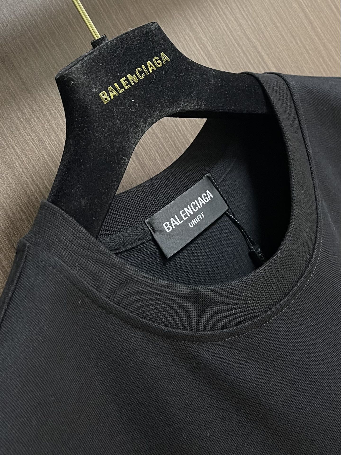 整套💰285 
Balenciaga 2025ss七夕印花标识短袖T恤短裤套装，简约却透着不羁，胸前balenciaga品牌标识，低调奢华感拉满～同色系短裤徽章设计，瞬间提升时尚度，高级氛围感狠狠拿捏，不管出街还是运动，穿上它，轻松成为人群焦点，时尚度一路狂飙。 尺码：M-XXL