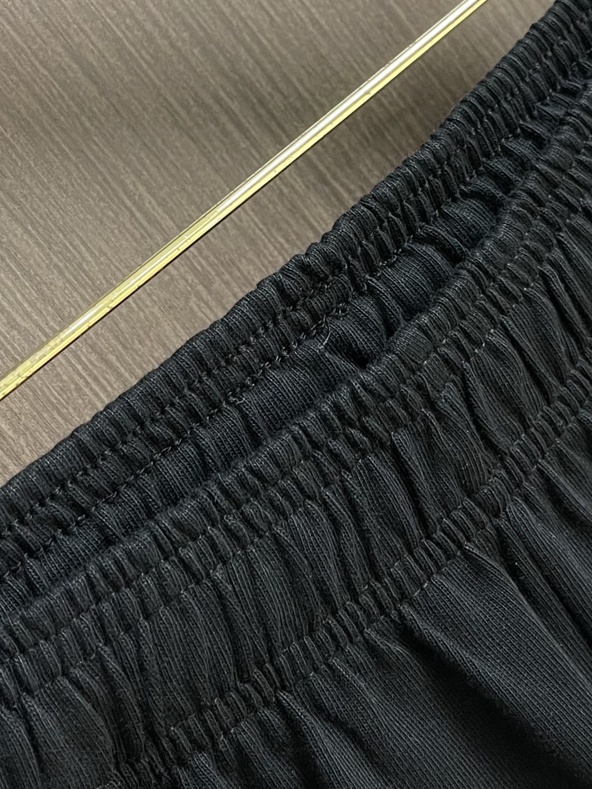 整套💰285 
Balenciaga 2025ss七夕印花标识短袖T恤短裤套装，简约却透着不羁，胸前balenciaga品牌标识，低调奢华感拉满～同色系短裤徽章设计，瞬间提升时尚度，高级氛围感狠狠拿捏，不管出街还是运动，穿上它，轻松成为人群焦点，时尚度一路狂飙。 尺码：M-XXL