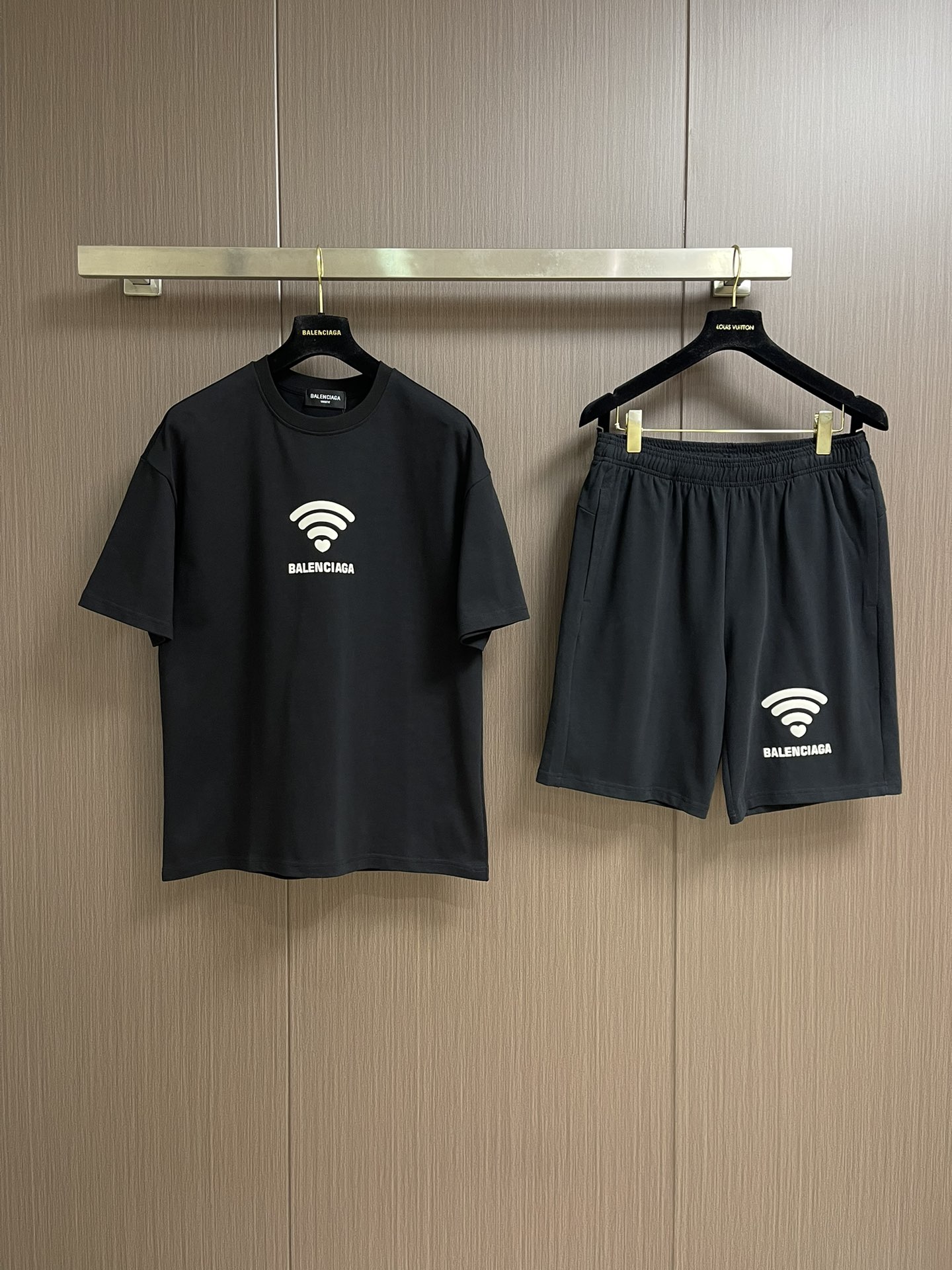 整套💰285 
Balenciaga 2025ss七夕印花标识短袖T恤短裤套装，简约却透着不羁，胸前balenciaga品牌标识，低调奢华感拉满～同色系短裤徽章设计，瞬间提升时尚度，高级氛围感狠狠拿捏，不管出街还是运动，穿上它，轻松成为人群焦点，时尚度一路狂飙。 尺码：M-XXL