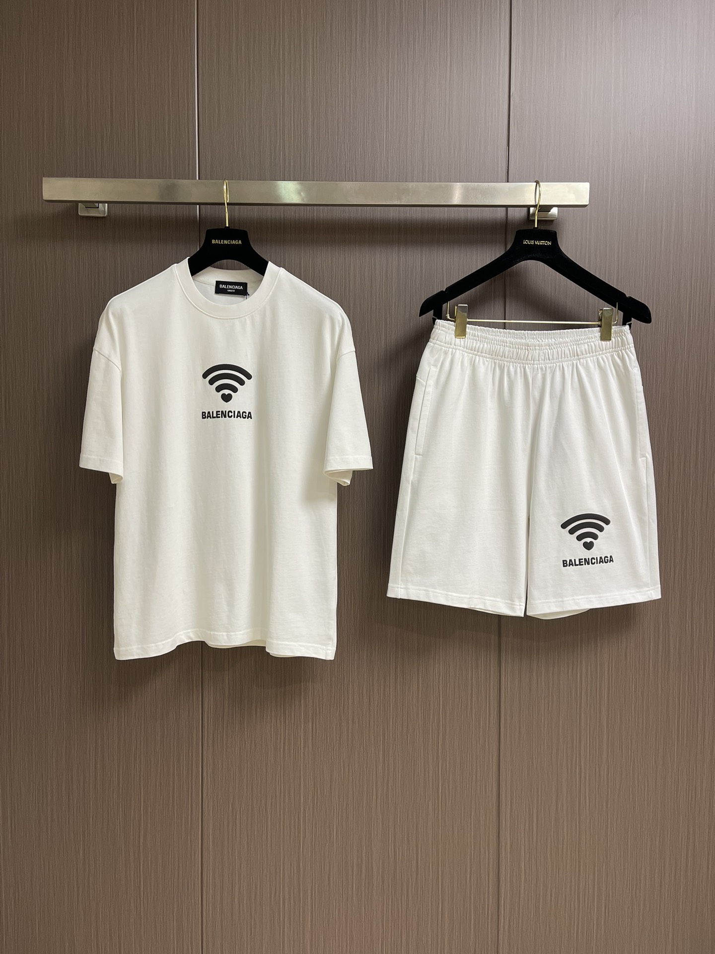 整套 
Balenciaga 2025ss七夕印花标识短袖T恤短裤套装，简约却透着不羁，胸前balenc