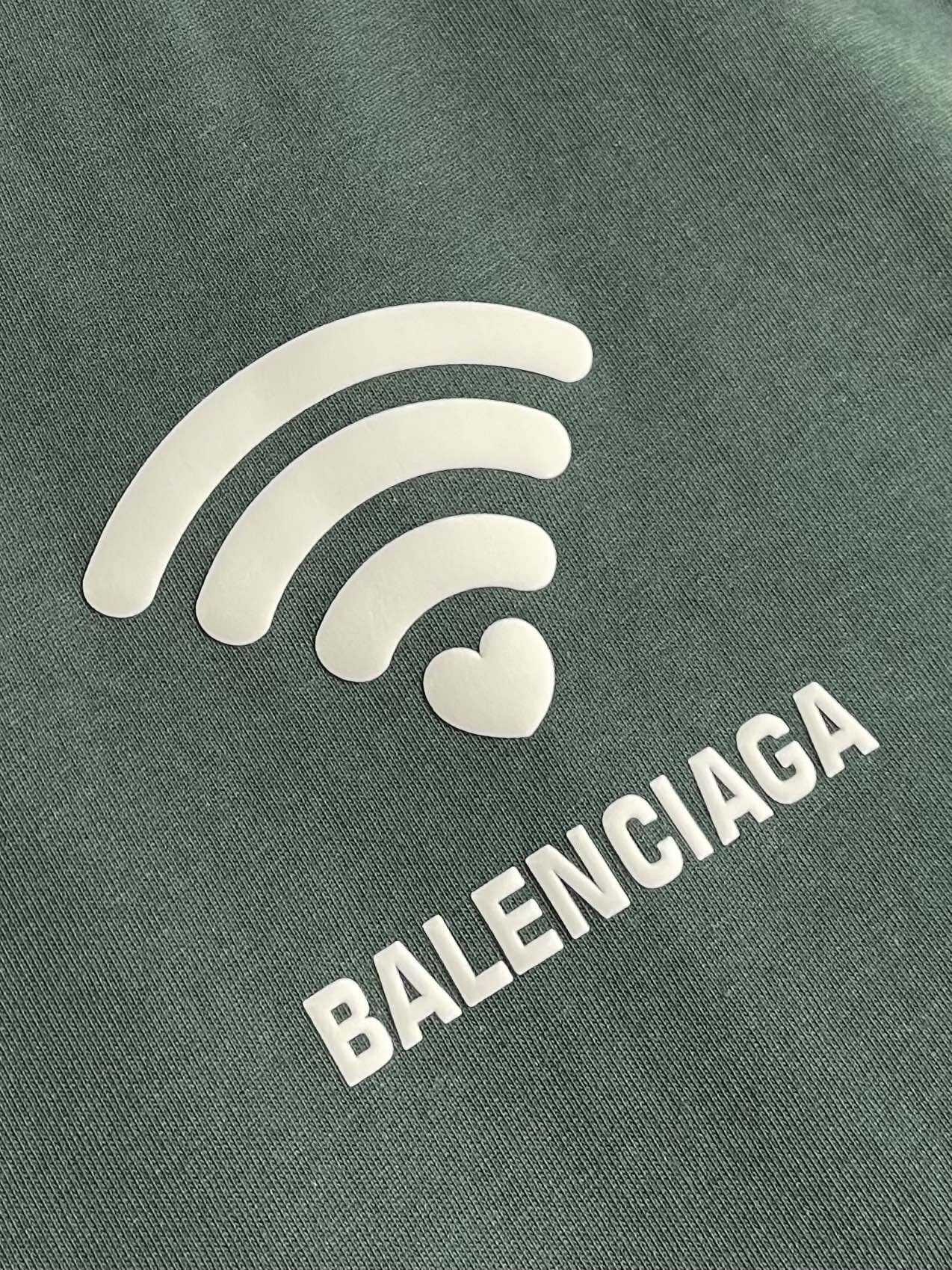 整套💰285 
Balenciaga 2025ss七夕印花标识短袖T恤短裤套装，简约却透着不羁，胸前balenciaga品牌标识，低调奢华感拉满～同色系短裤徽章设计，瞬间提升时尚度，高级氛围感狠狠拿捏，不管出街还是运动，穿上它，轻松成为人群焦点，时尚度一路狂飙。 尺码：M-XXL