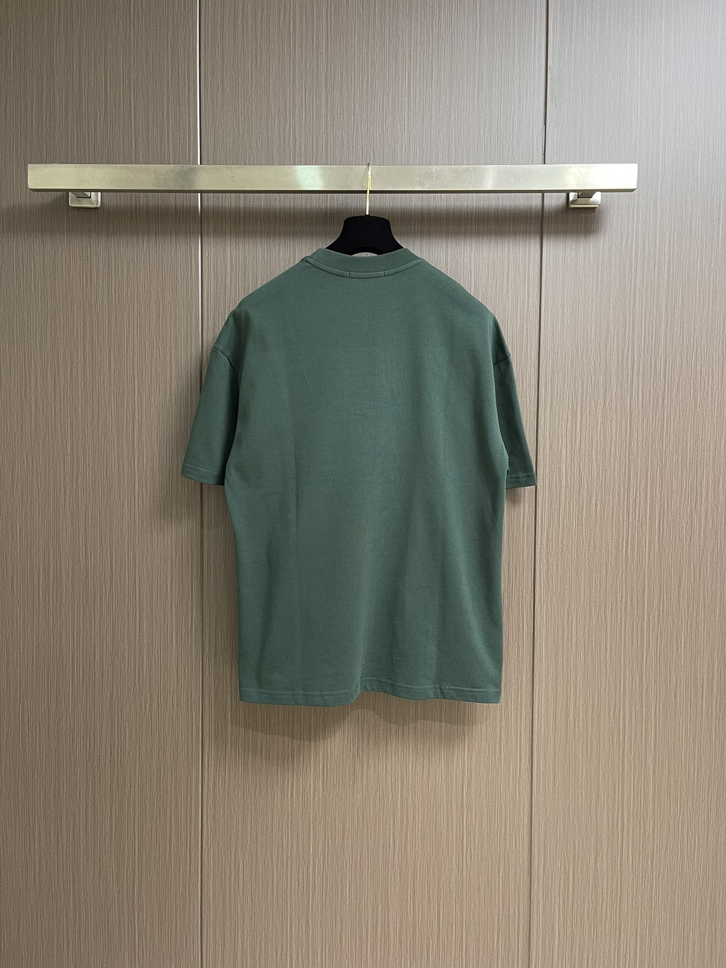 整套💰285 
Balenciaga 2025ss七夕印花标识短袖T恤短裤套装，简约却透着不羁，胸前balenciaga品牌标识，低调奢华感拉满～同色系短裤徽章设计，瞬间提升时尚度，高级氛围感狠狠拿捏，不管出街还是运动，穿上它，轻松成为人群焦点，时尚度一路狂飙。 尺码：M-XXL