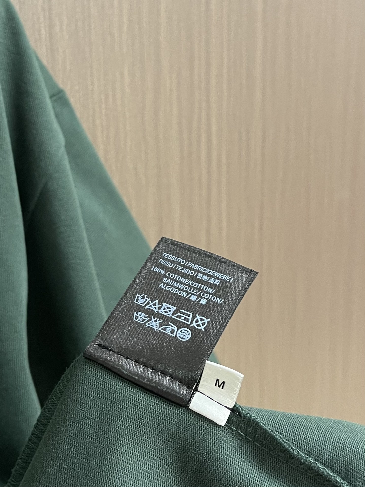 整套💰285 
Balenciaga 2025ss七夕印花标识短袖T恤短裤套装，简约却透着不羁，胸前balenciaga品牌标识，低调奢华感拉满～同色系短裤徽章设计，瞬间提升时尚度，高级氛围感狠狠拿捏，不管出街还是运动，穿上它，轻松成为人群焦点，时尚度一路狂飙。 尺码：M-XXL
