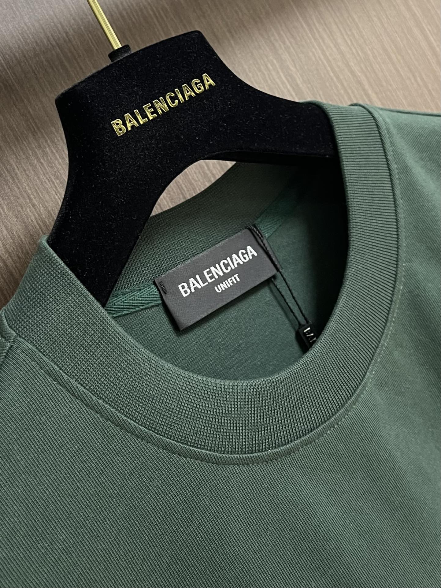 整套💰285 
Balenciaga 2025ss七夕印花标识短袖T恤短裤套装，简约却透着不羁，胸前balenciaga品牌标识，低调奢华感拉满～同色系短裤徽章设计，瞬间提升时尚度，高级氛围感狠狠拿捏，不管出街还是运动，穿上它，轻松成为人群焦点，时尚度一路狂飙。 尺码：M-XXL