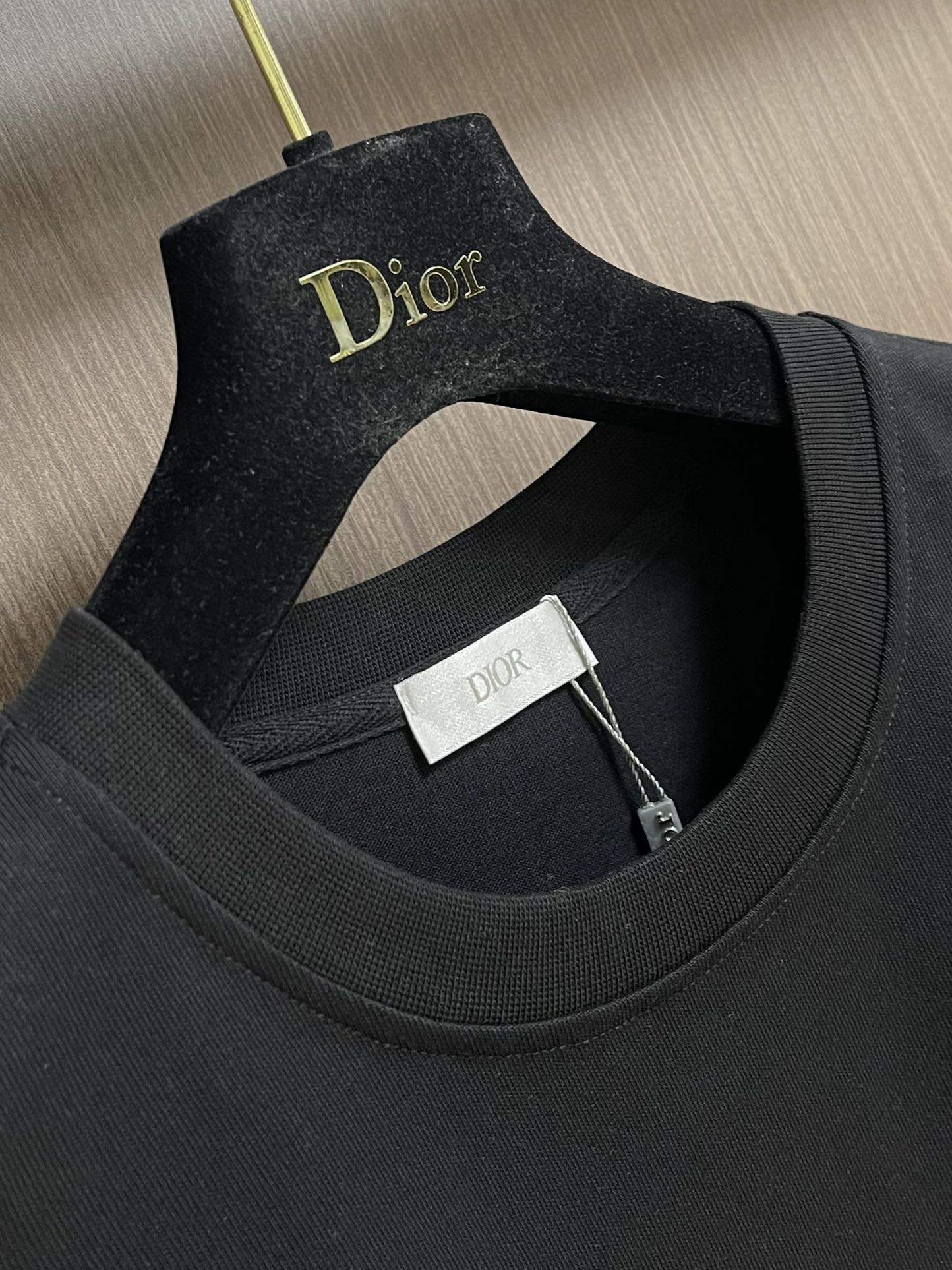 整套 
Dior 2025ss新款限定logo标识短袖T恤短裤套装，采用定制棉质平纹面料，透气舒适，胸前