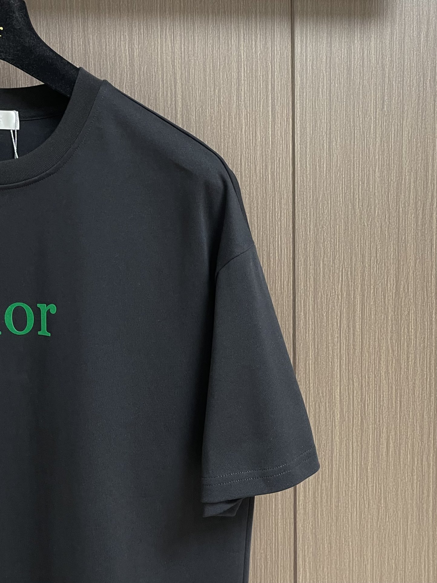 整套 
Dior 2025ss新款限定logo标识短袖T恤短裤套装，采用定制棉质平纹面料，透气舒适，胸前