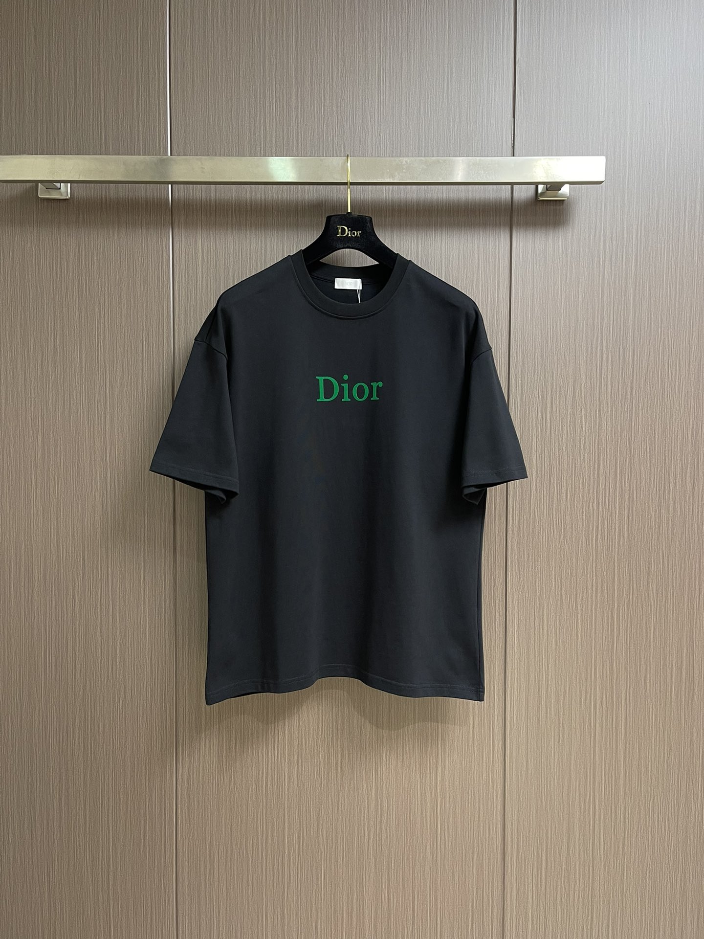整套 
Dior 2025ss新款限定logo标识短袖T恤短裤套装，采用定制棉质平纹面料，透气舒适，胸前