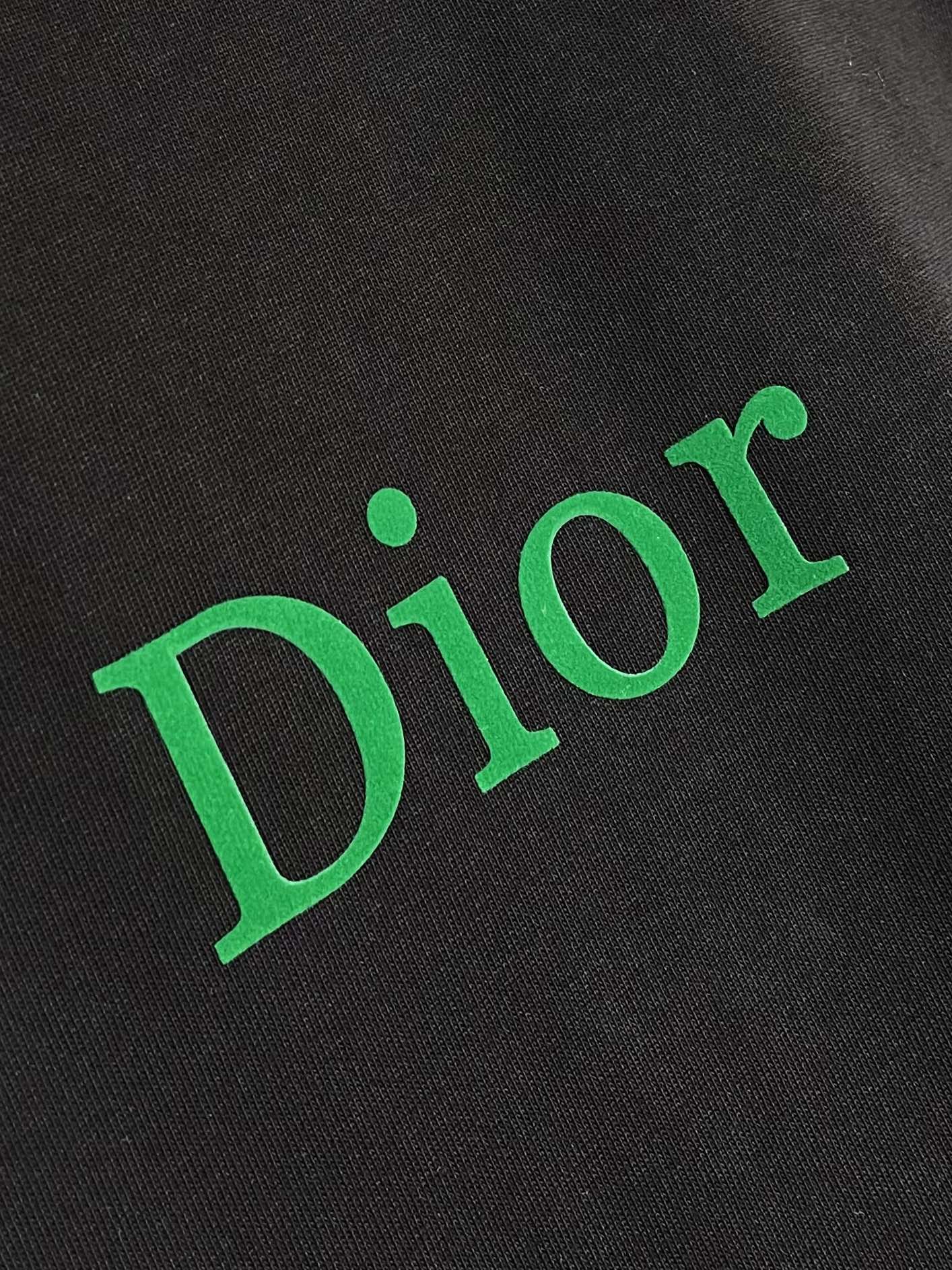 整套 
Dior 2025ss新款限定logo标识短袖T恤短裤套装，采用定制棉质平纹面料，透气舒适，胸前
