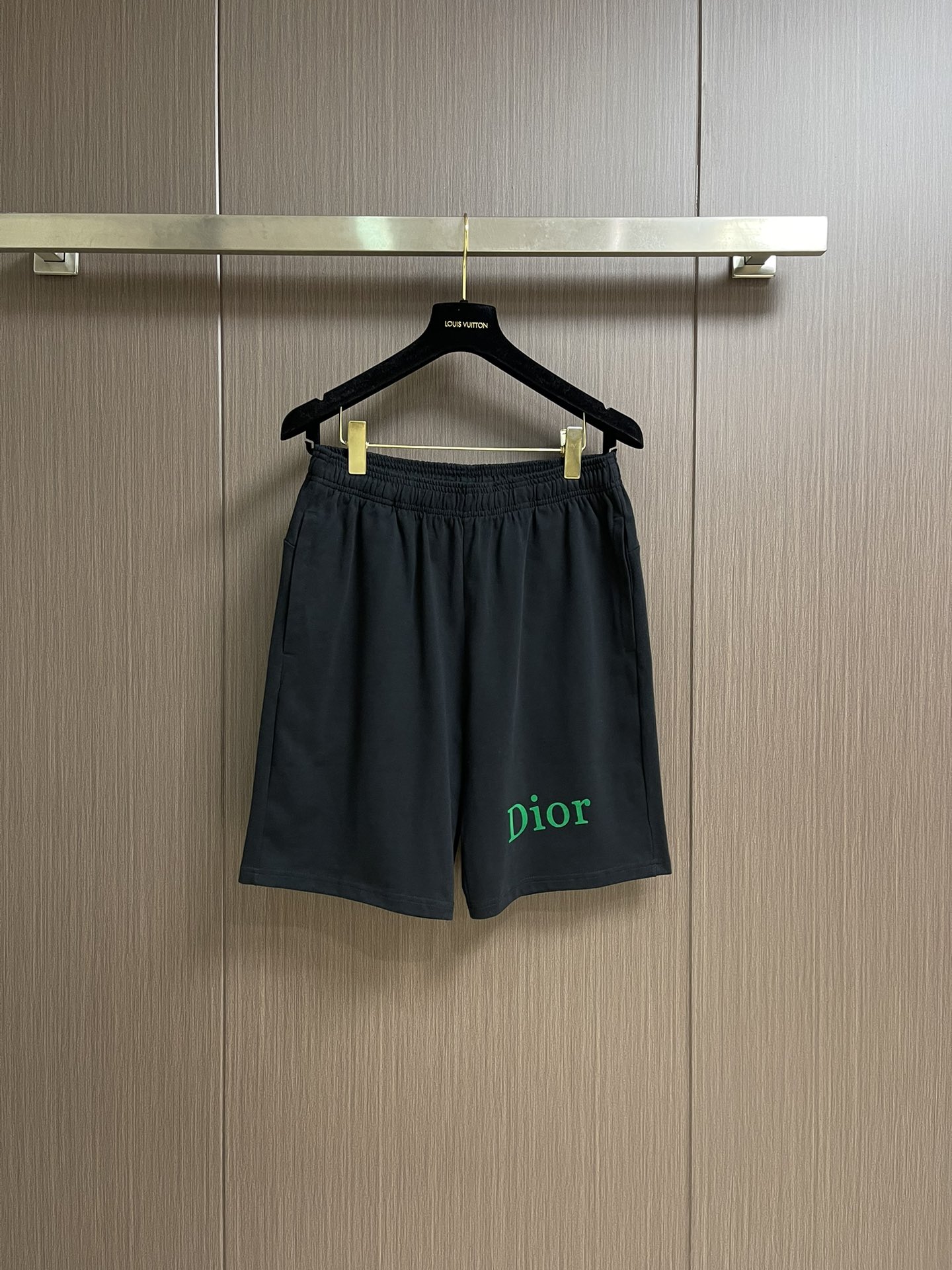 整套 
Dior 2025ss新款限定logo标识短袖T恤短裤套装，采用定制棉质平纹面料，透气舒适，胸前