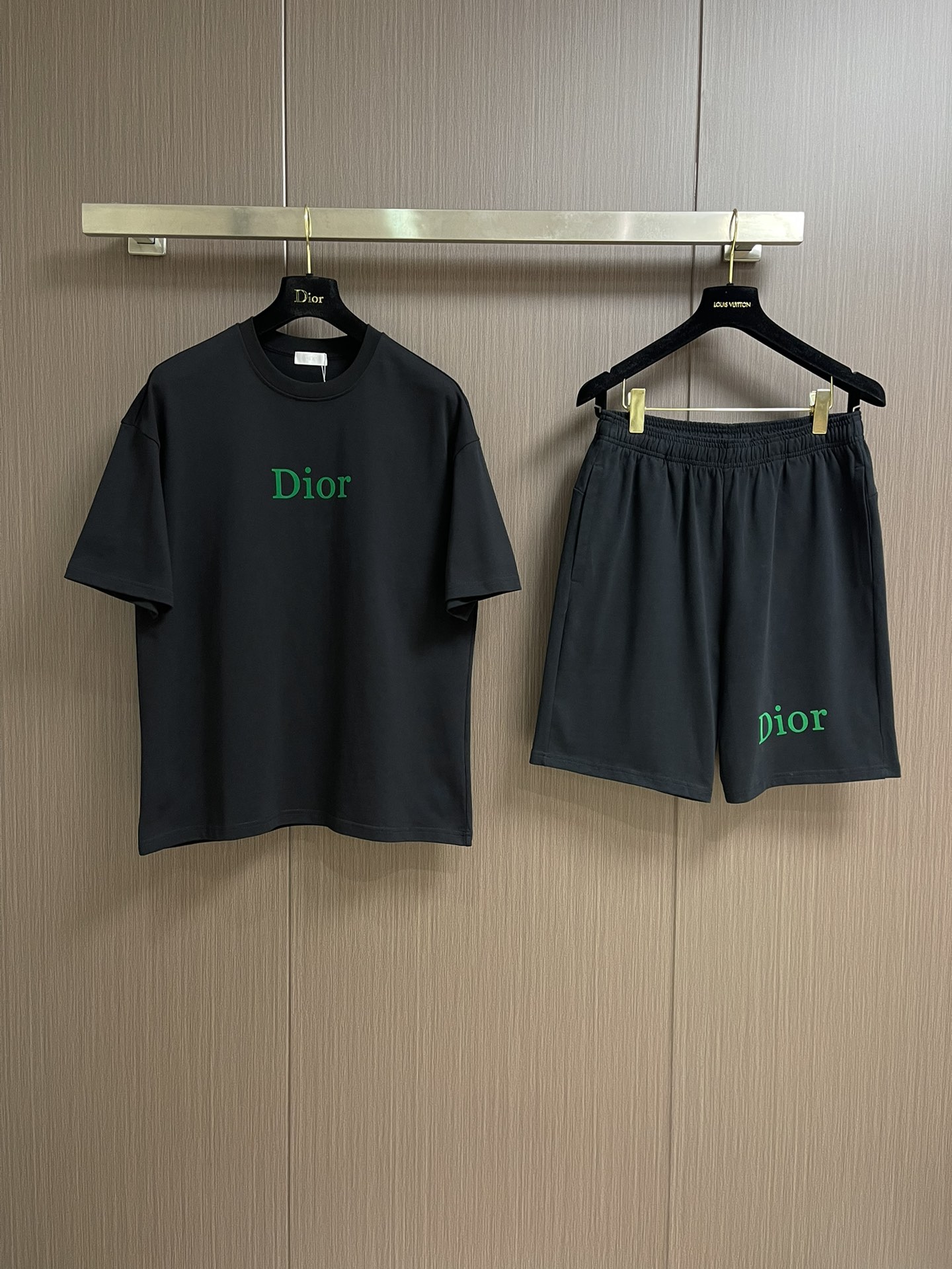 整套 
Dior 2025ss新款限定logo标识短袖T恤短裤套装，采用定制棉质平纹面料，透气舒适，胸前